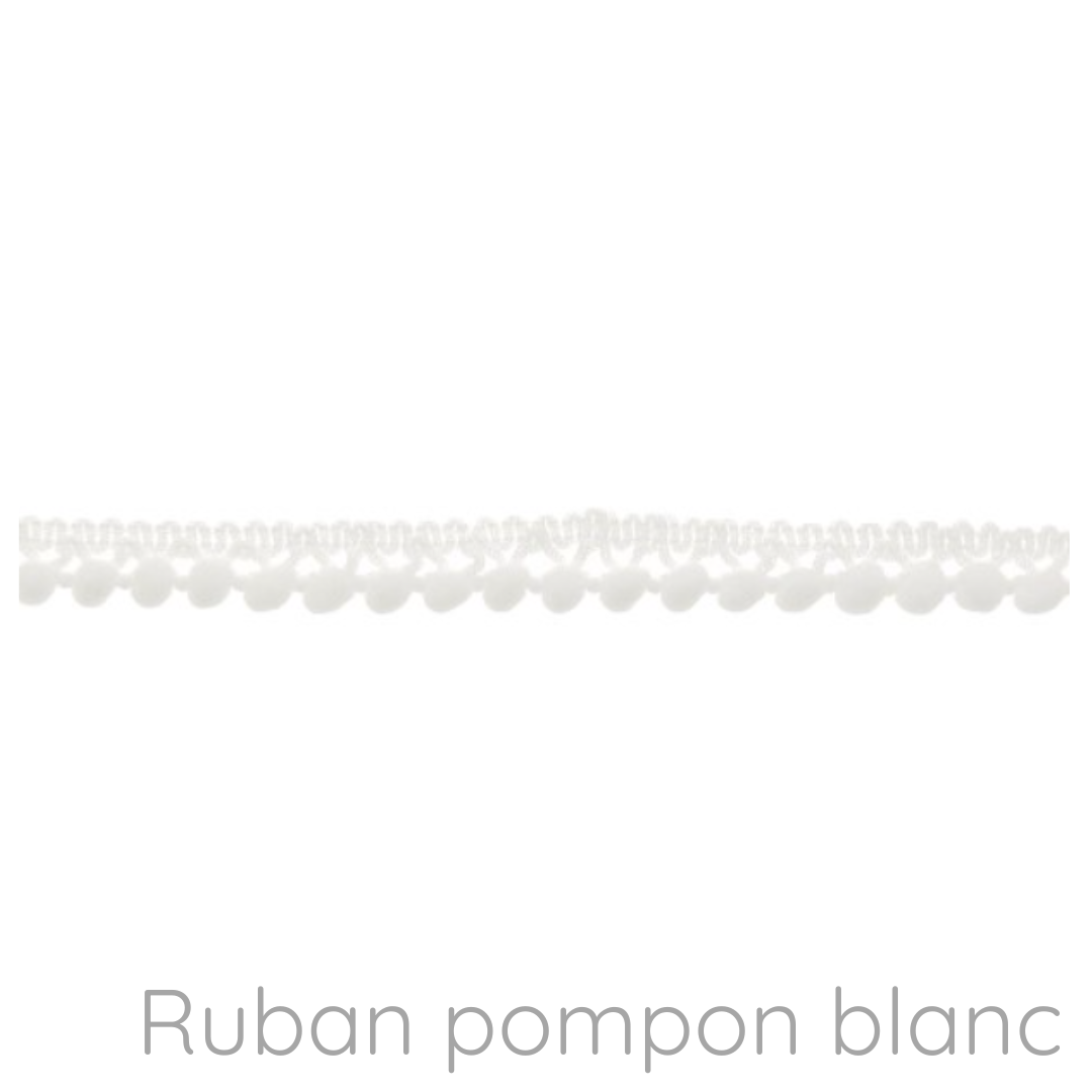 Détail du ruban à pompons.