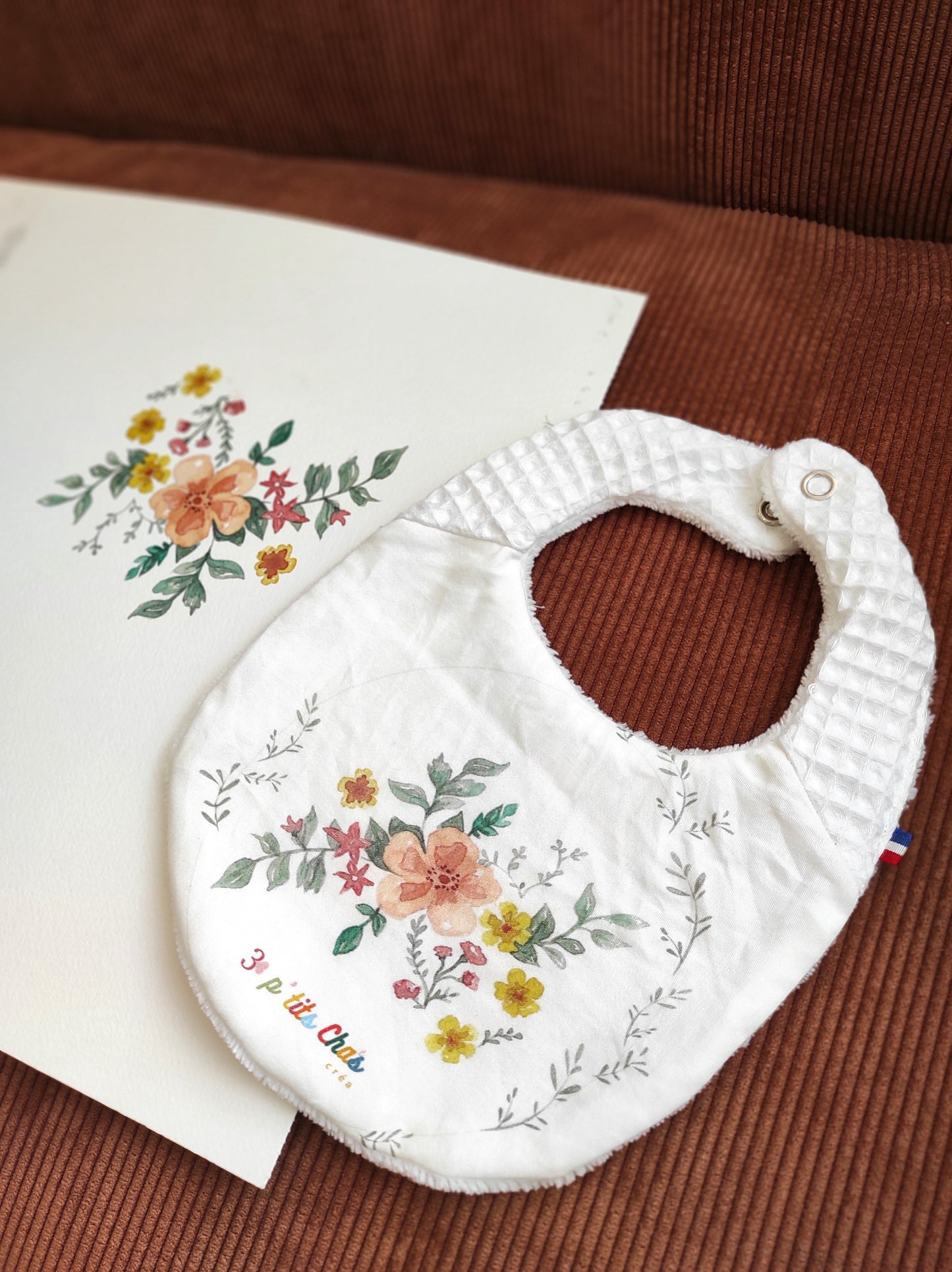 Bavoir grosses fleurs aquarelle- bretelles en nid d'abeille