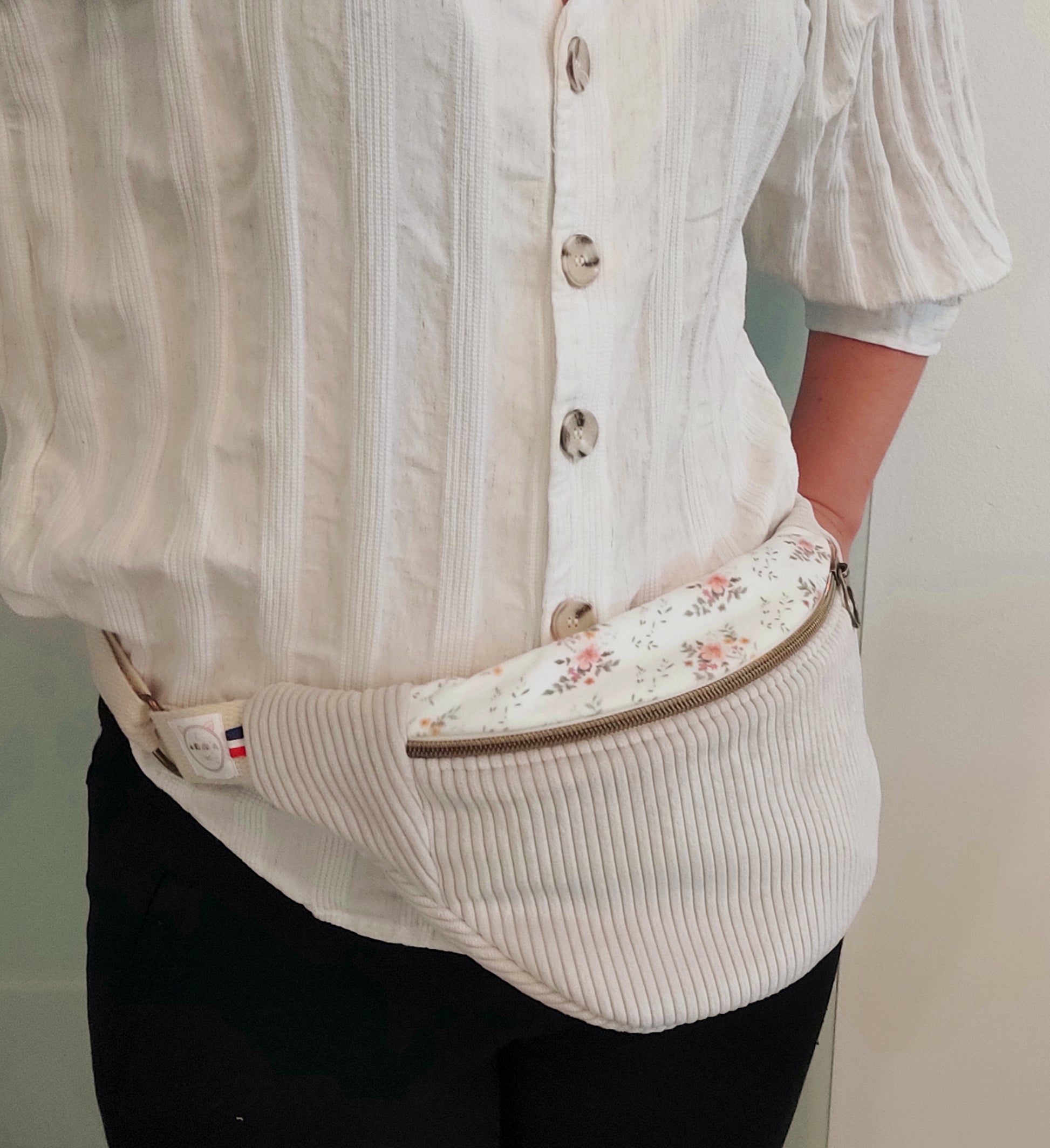La sangle étant réglable, cette banane peut se porter en bandoulière ou à la taille. Création 3 ptits Chas créa.