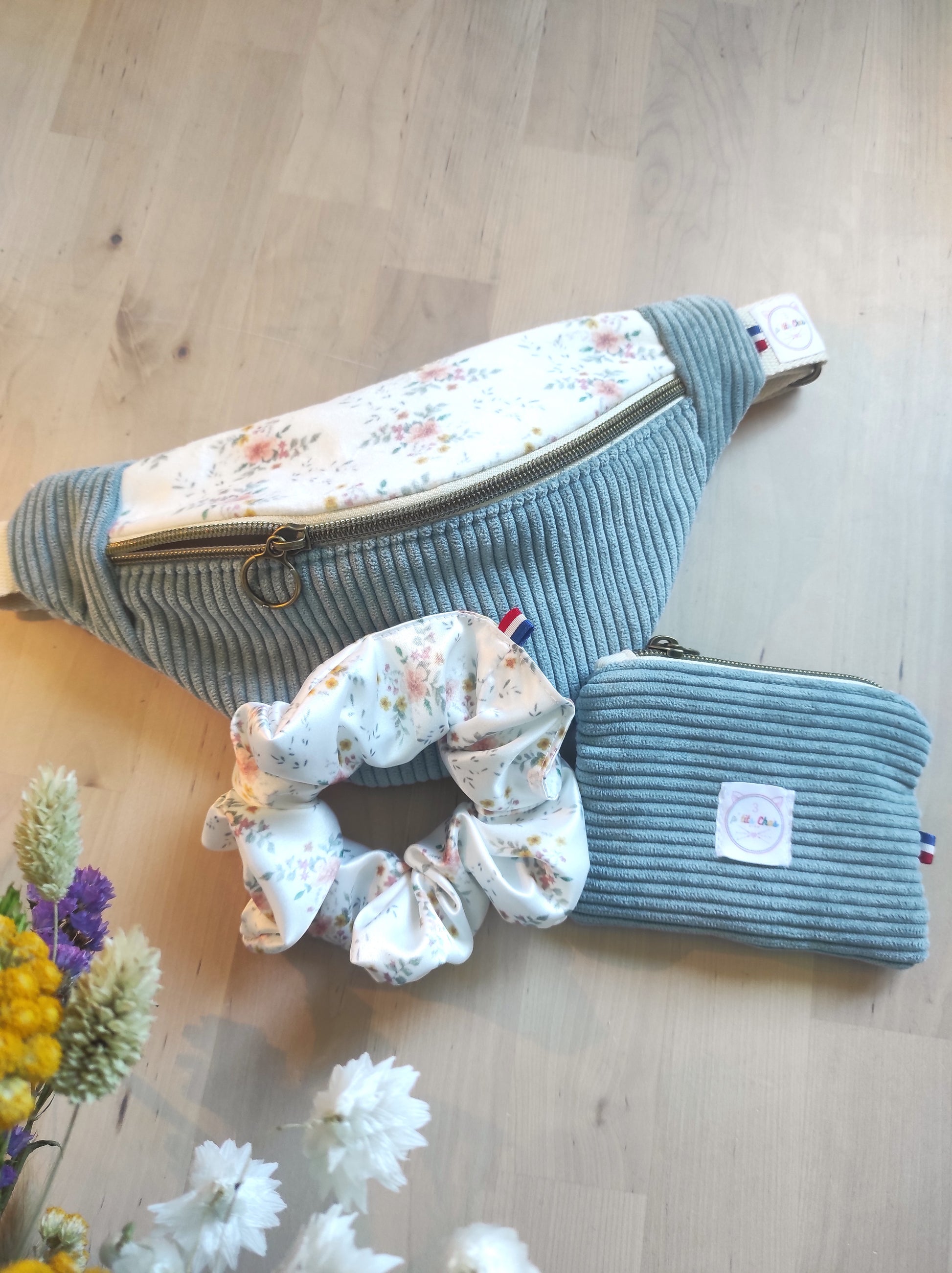 Ensemble assorti idéal pour un cadeau unique. Création du motif, du patron et réalisation finale en couture par mes soins. Création 3 ptits Chas créa.