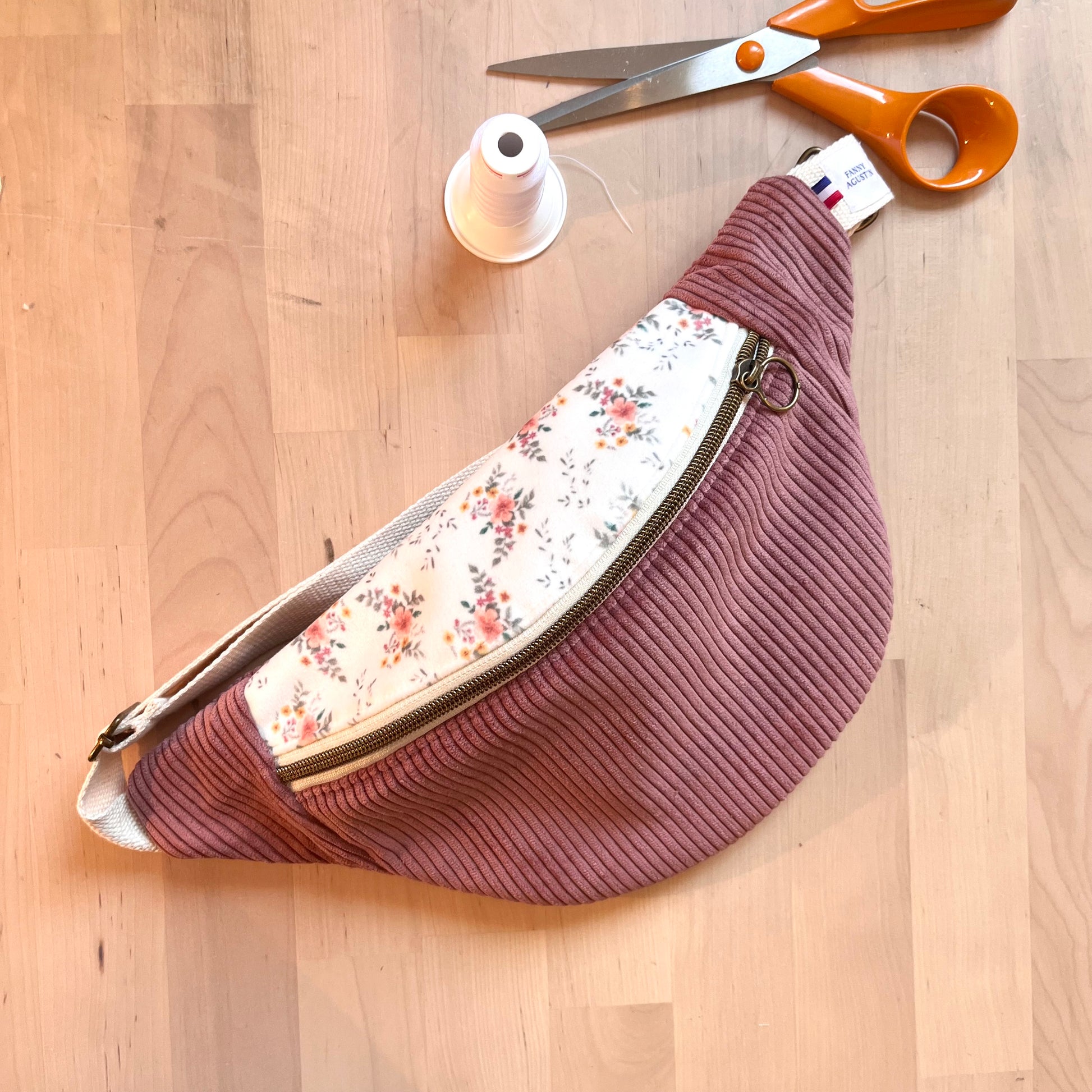 Sac banane en velours côtelé rose, avec motif fleuri sur velours. Création artisanale Fanny Agustin.