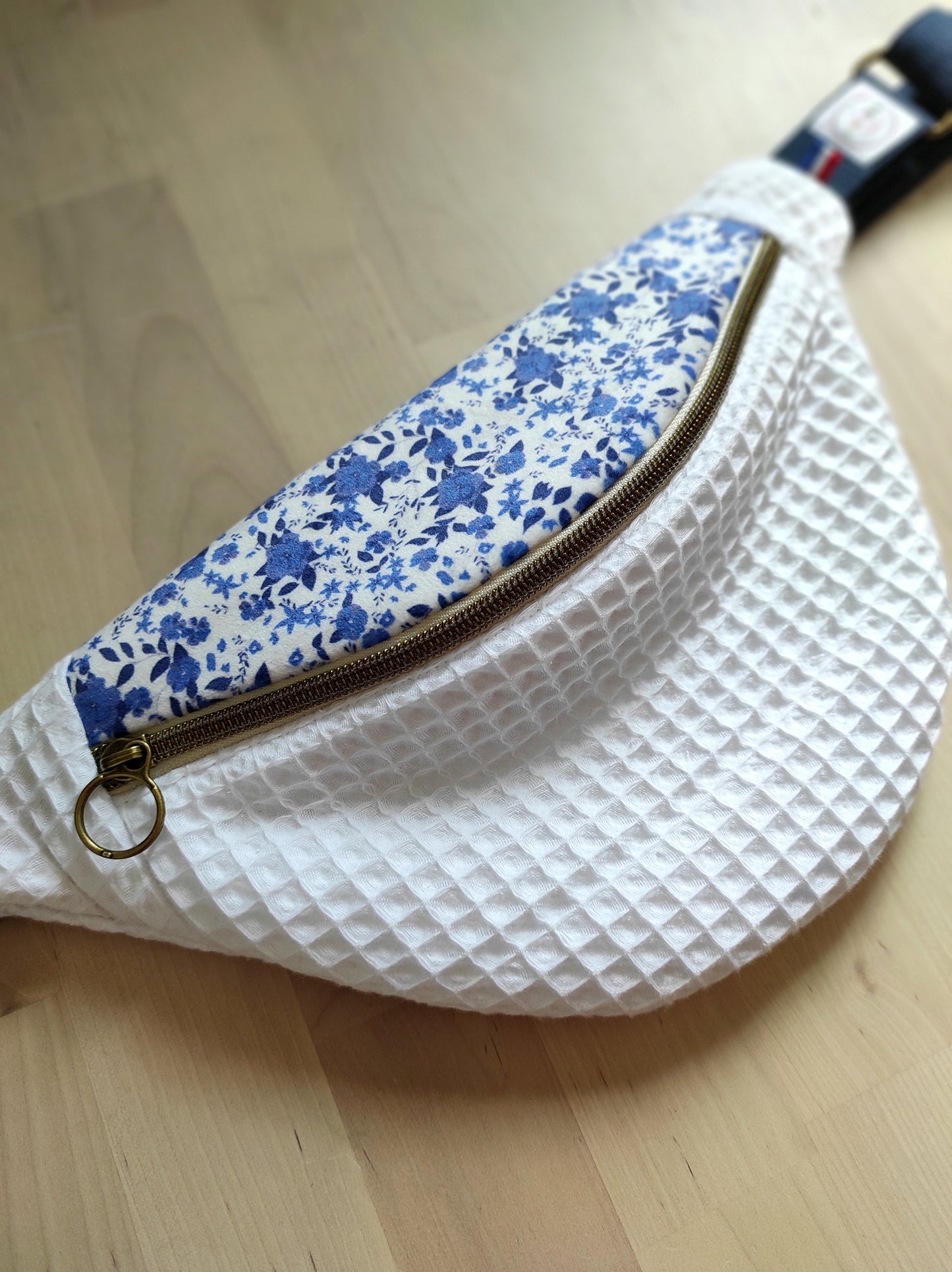 Fleurs bleues- nid d'abeille blanc- Motif exclusif