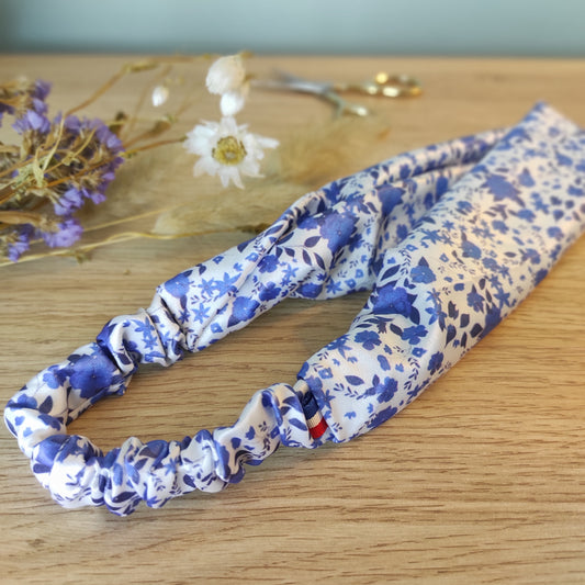 Accessoire pour cheveux, bandeau en satin avec motif fleuri dessiné par Fanny Agustin, couleur bleu et blanc.