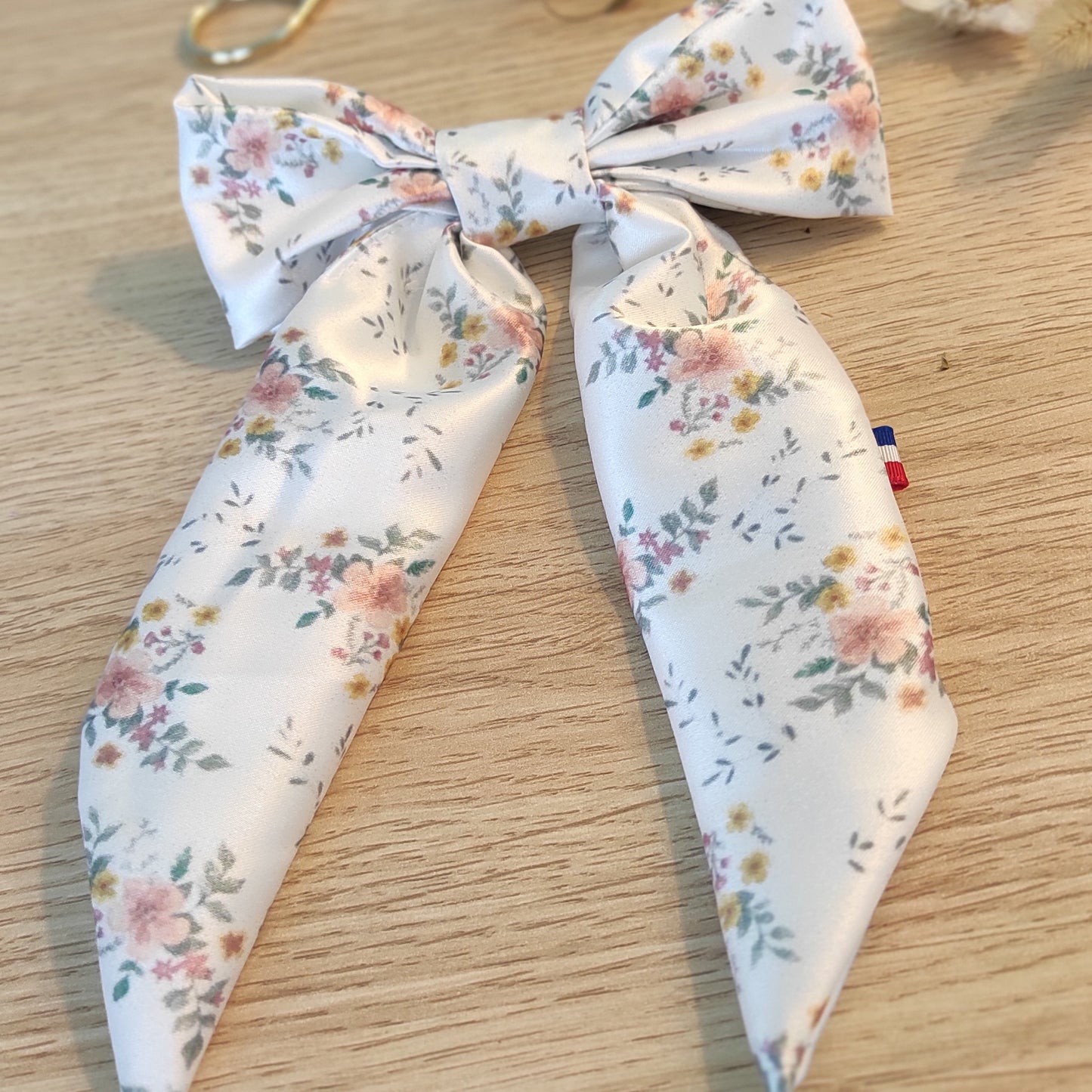 Barrette avec ruban en noeud en satin, motif floral dessiné par Fanny Agustin. Accessoire cheveux pour femme et fillette.