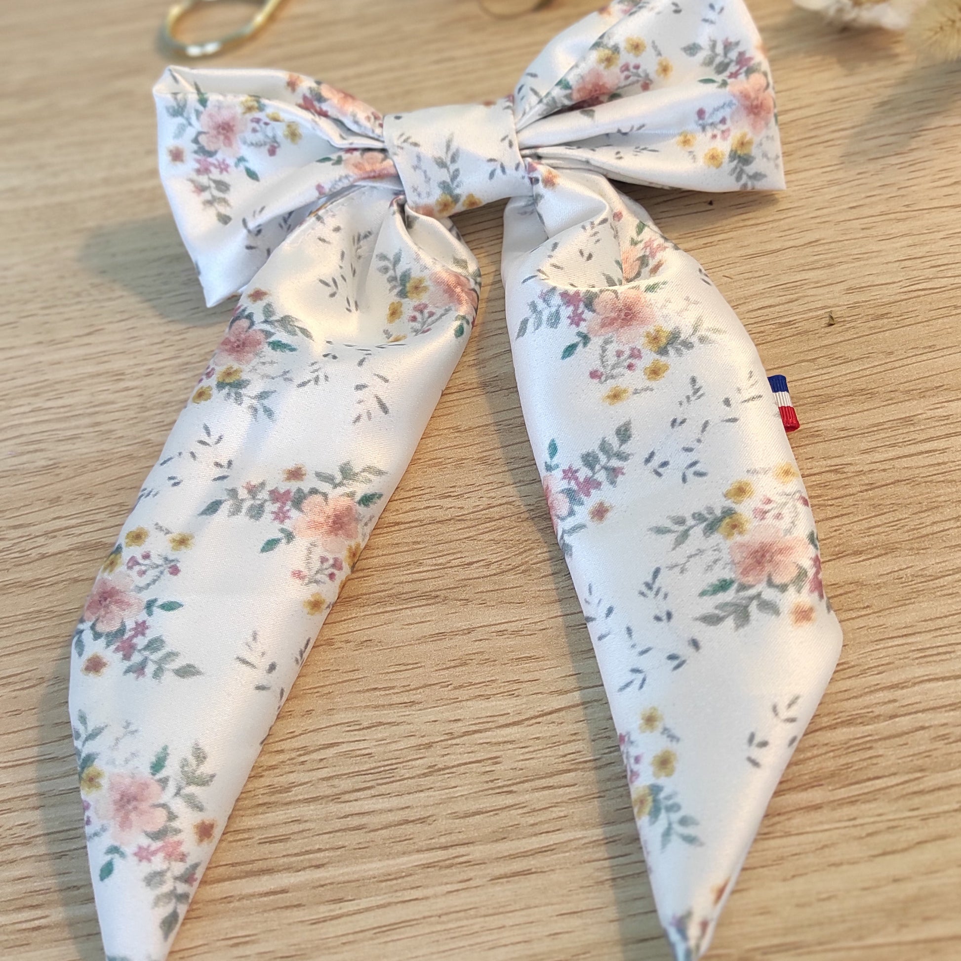 Barrette avec ruban en noeud en satin, motif floral dessiné par Fanny Agustin. Accessoire cheveux pour femme et fillette.