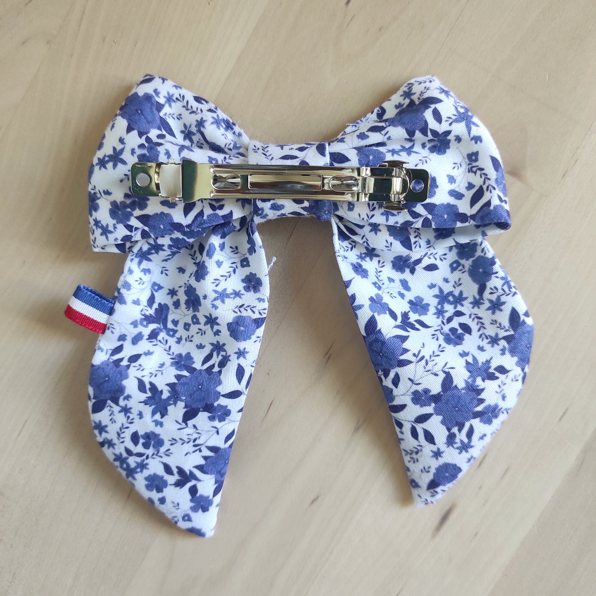 Barrette noeud - motif exclusif- fleurs bleues- Création du tissu et fabrication artisanale- Vue envers avec grosse barrette
