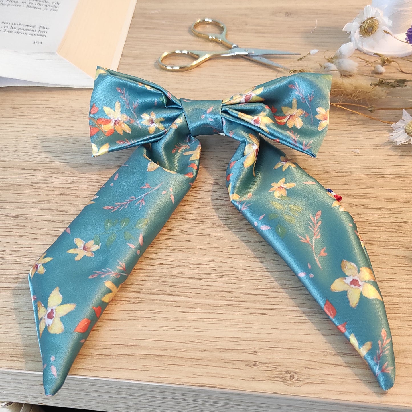 Barrette avec motif floral dessiné par Fanny Agustin, ruban en noeud, pour coiffure femme et fillette. 