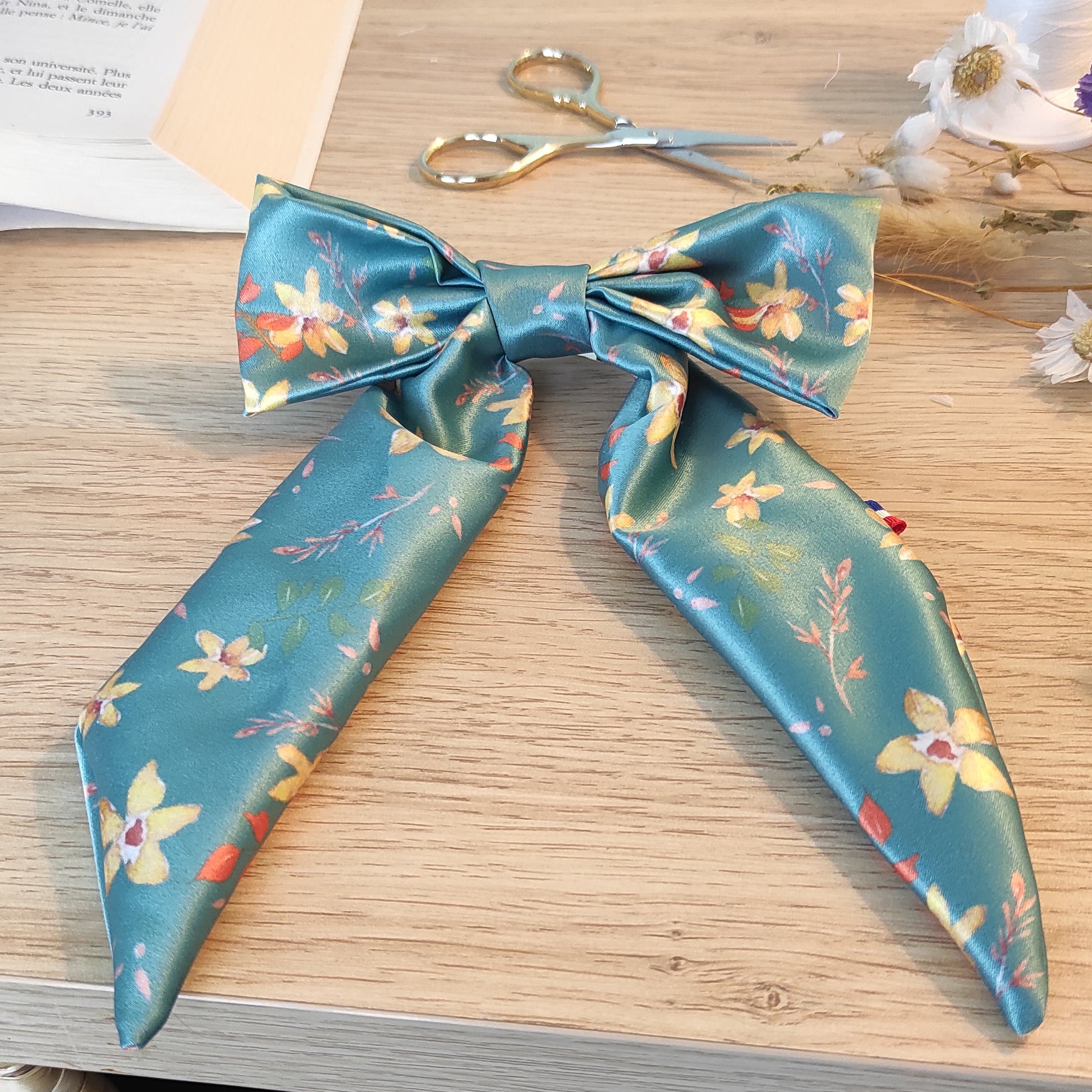 Barrette avec motif floral dessiné par Fanny Agustin, ruban en noeud, pour coiffure femme et fillette. 