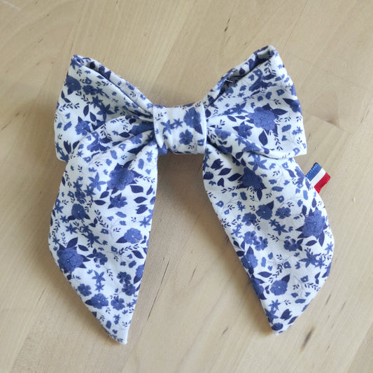Barrette noeud - motif exclusif- fleurs bleues- Création du tissu et fabrication artisanale