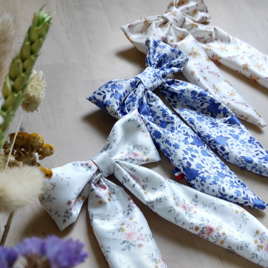 Barrettes avec noeud en satin, motif floral dessiné par Fanny Agustin. 