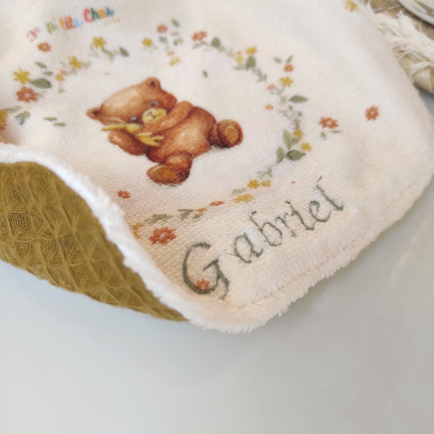 Détail broderie avec envers jaune moutarde
