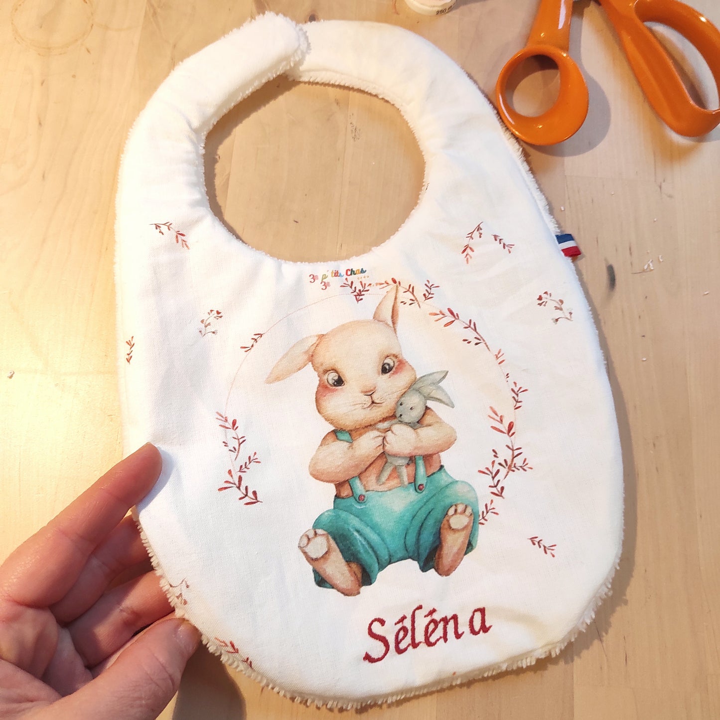 Bavoir lapin dessiné par Fanny Agustin, personnalisé avec prénom brodé.