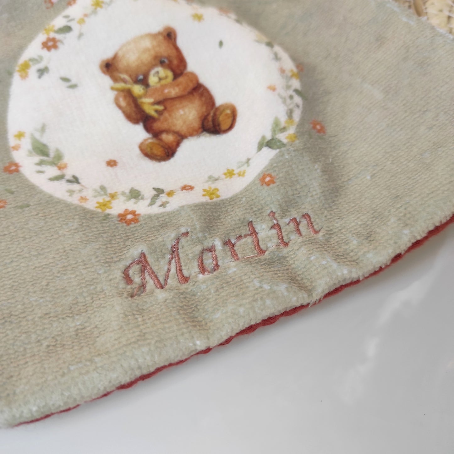 Détail broderie sur bavoir réversible