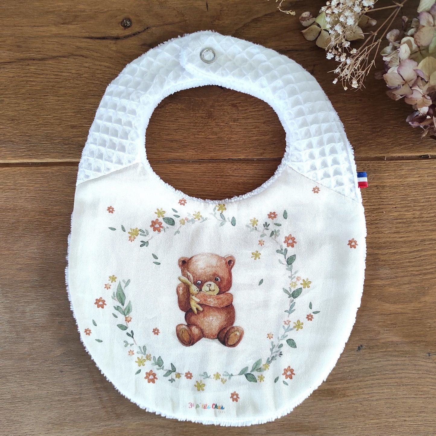 Bavoir ourson fond écru- bretelles pressions nid d'abeille blanc