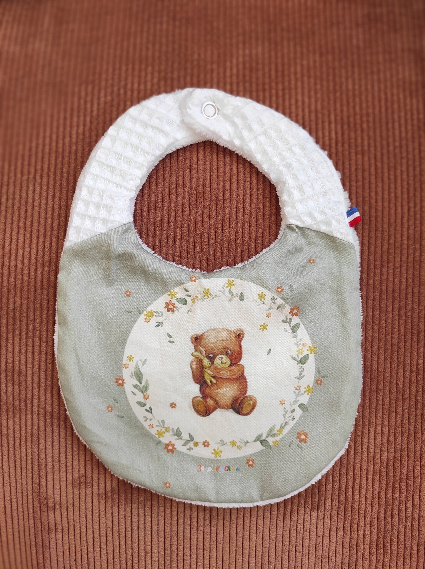 Bavoir ourson vert- nid d'abeille blanc bretelle