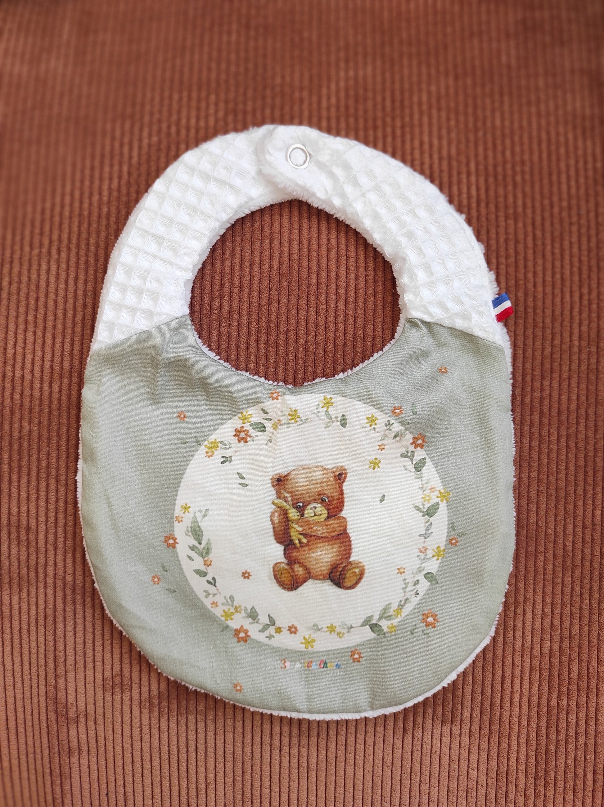Bavoir ourson vert- nid d'abeille blanc bretelle