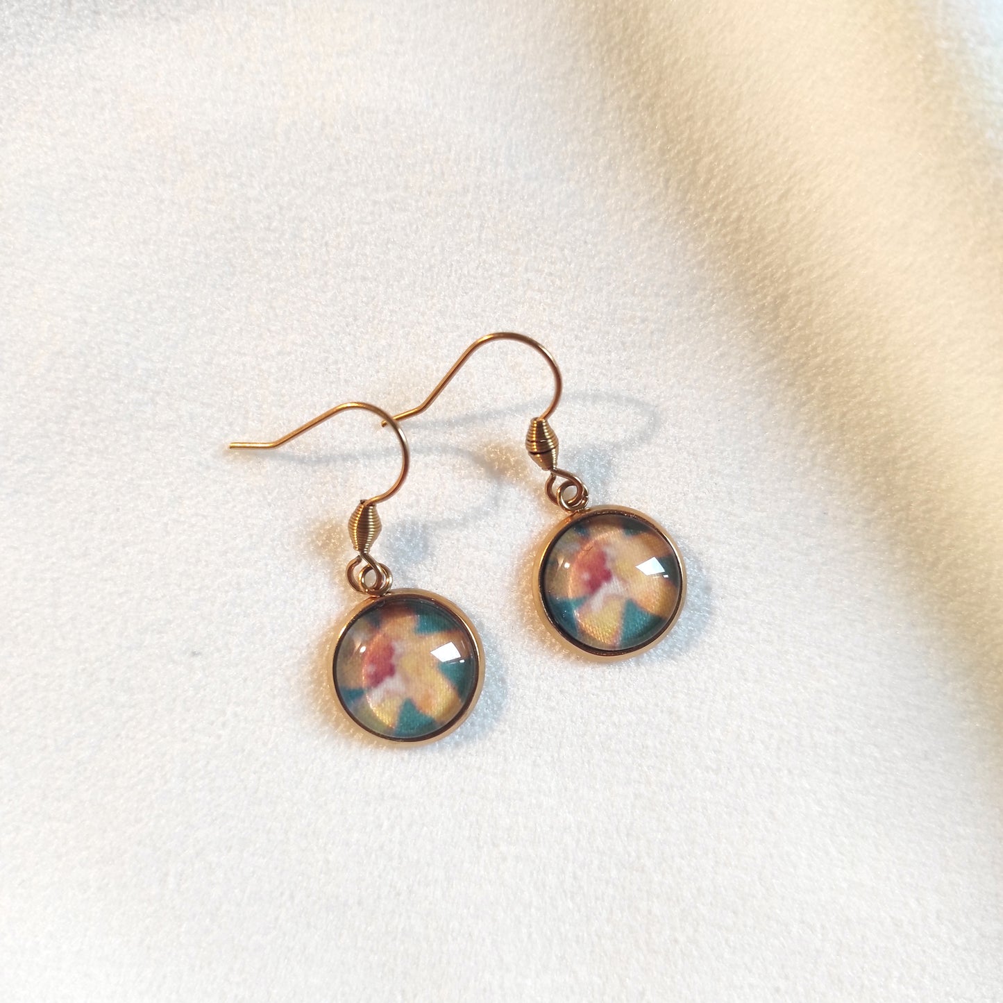 Boucles d'oreille acier inoxydable doré motif vert. Boucle avec pendentif de 12 mm, fleurs jaune au centre sur fond vert canard.
