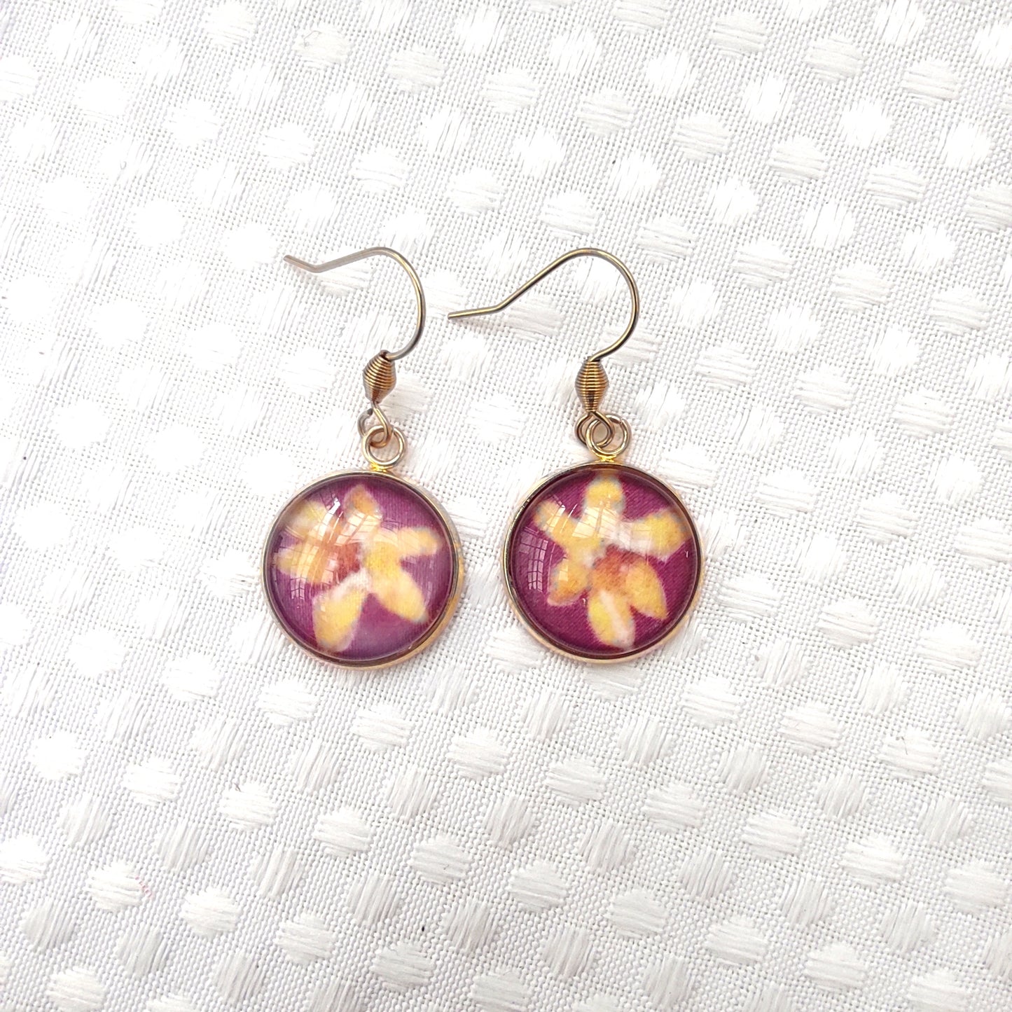 Boucles d'oreille acier inoxydable doré avec fleurs jaune et fond violet, pendentif de 12 mm.