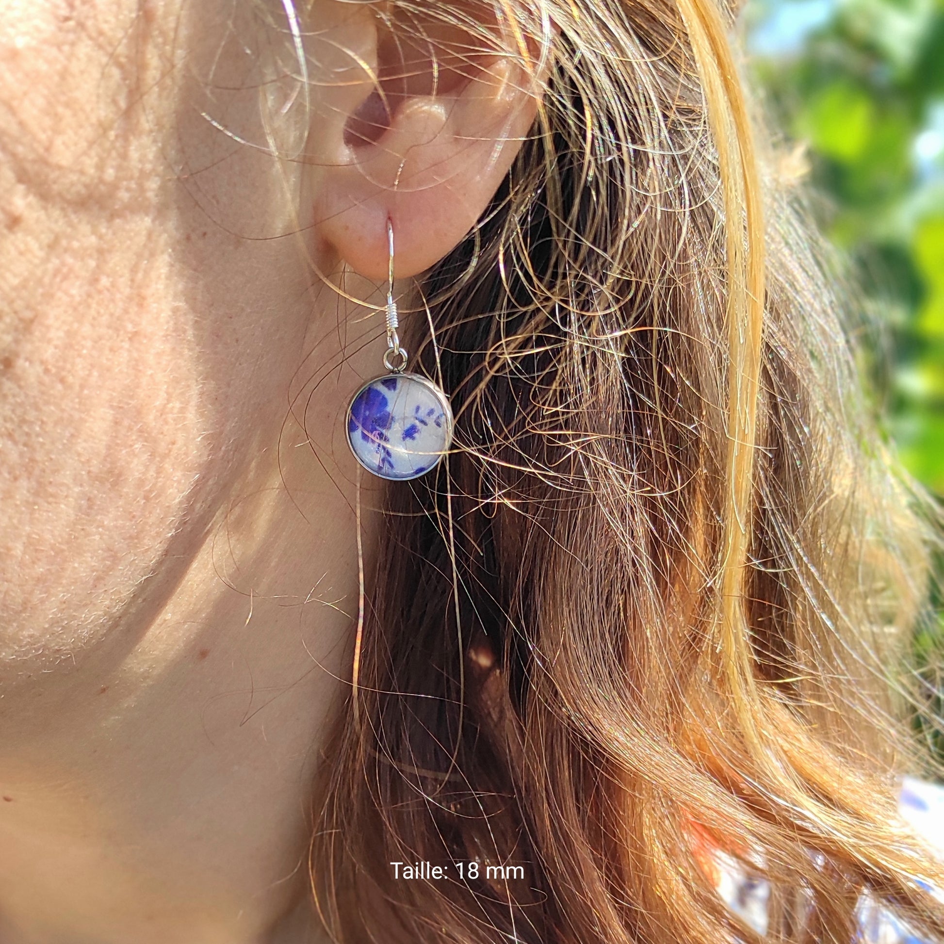 Boucles d'oreille portées acier inoxydable et argent sterling 955 hypoallergénique- motif floral fleurs bleues avec fond blanc- taille en 18 mm.