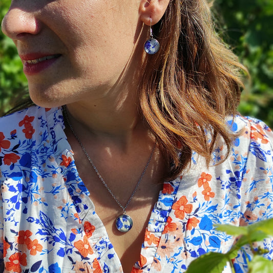 Création bijoux Fanny Agustin avec motif fleurs bleues.