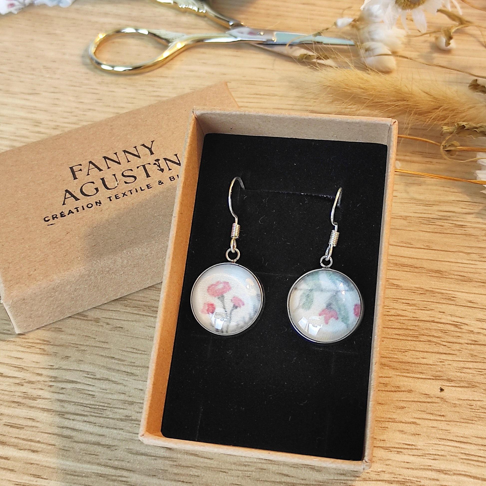 Boucles d'oreille en acier inoxydable motif feuillage dessiné par Fanny Agustin. 