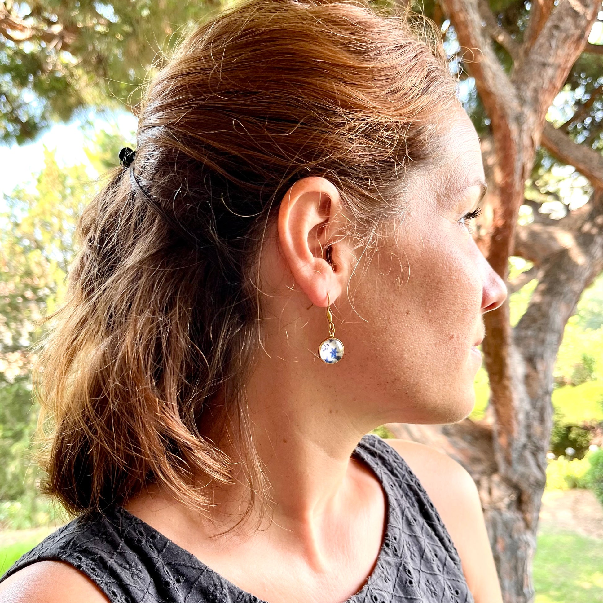 Les boucles sont en acier inoxydable certifié doré, avec perle en verre et tissu fleurs bleues. 