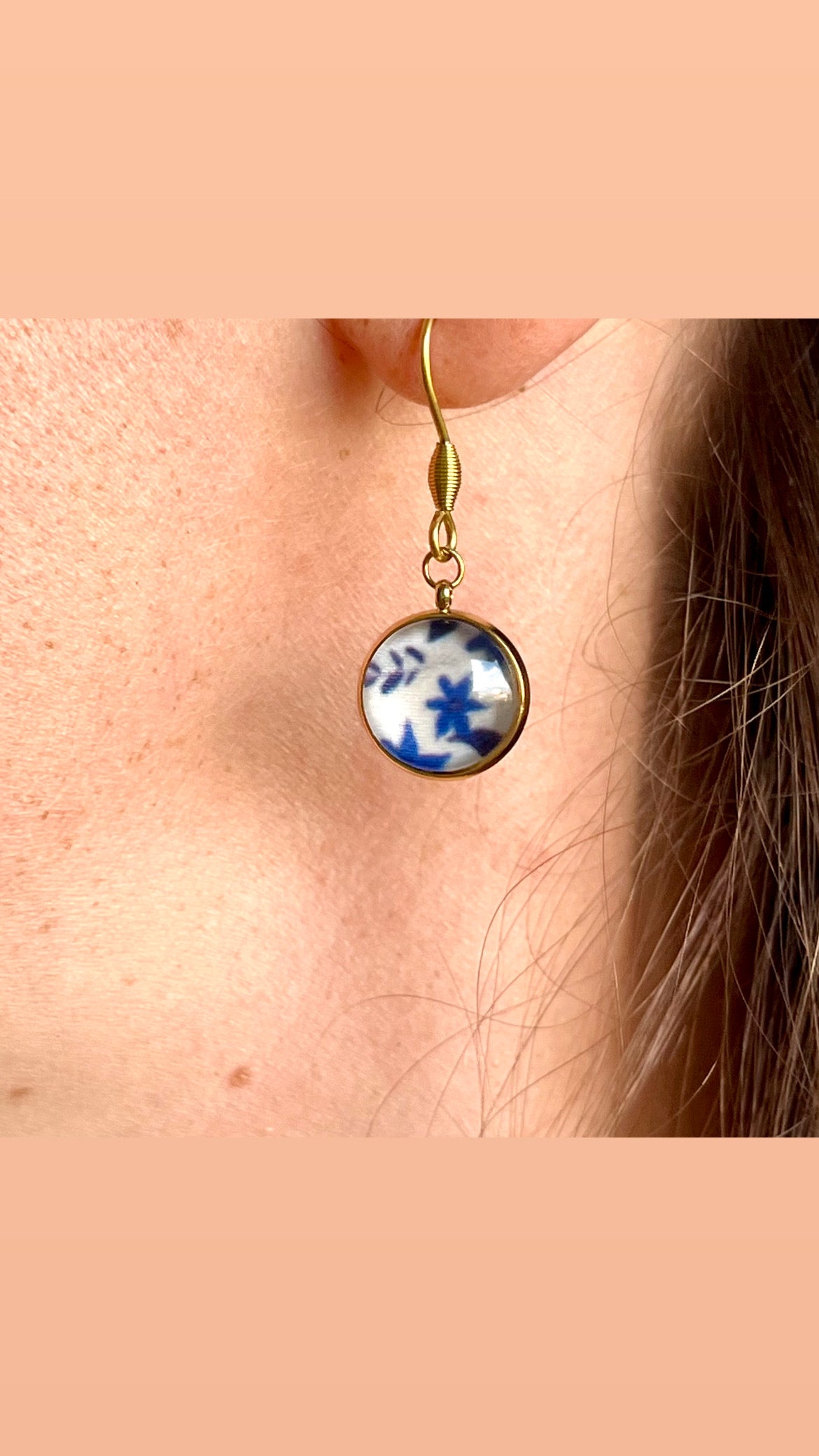 Motif fleurs bleues dessiné par Fanny Agustin, et socle en acier inoxydable doré.