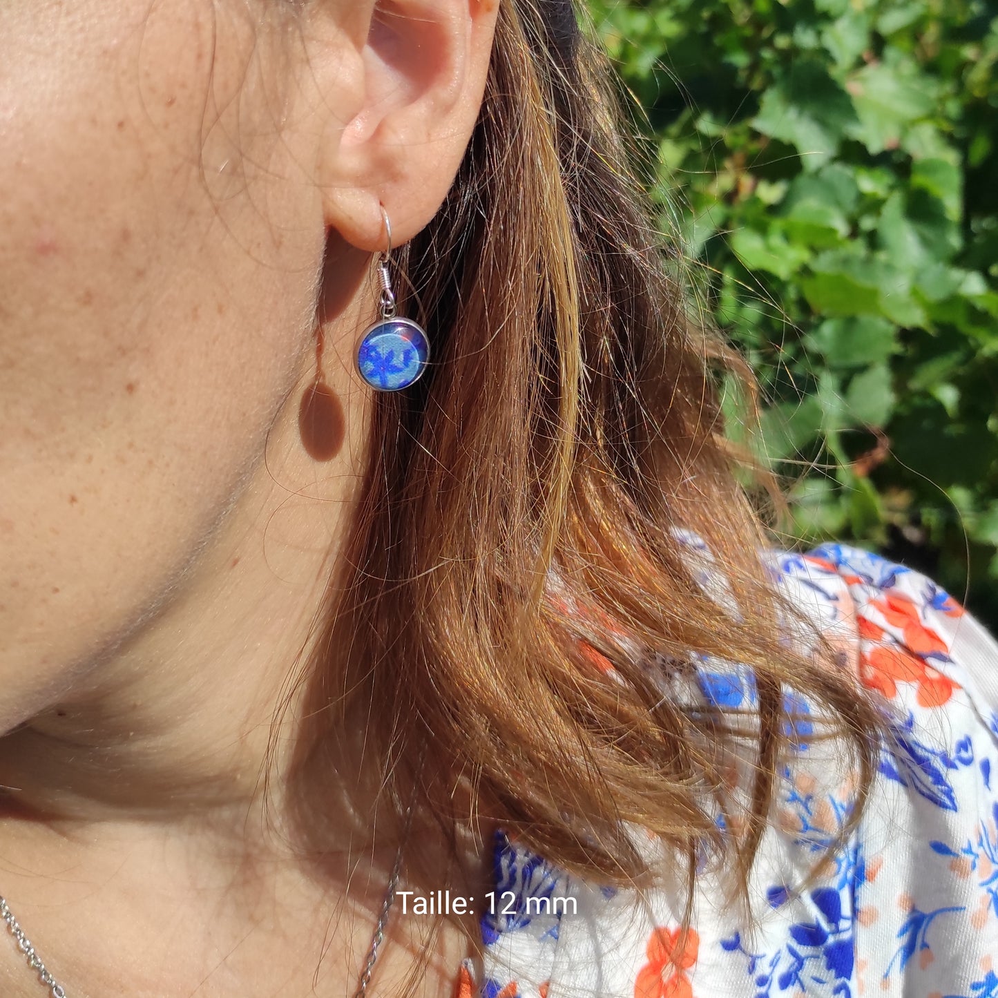 Boucles en acier inoxydable portées Fanny Agustin.