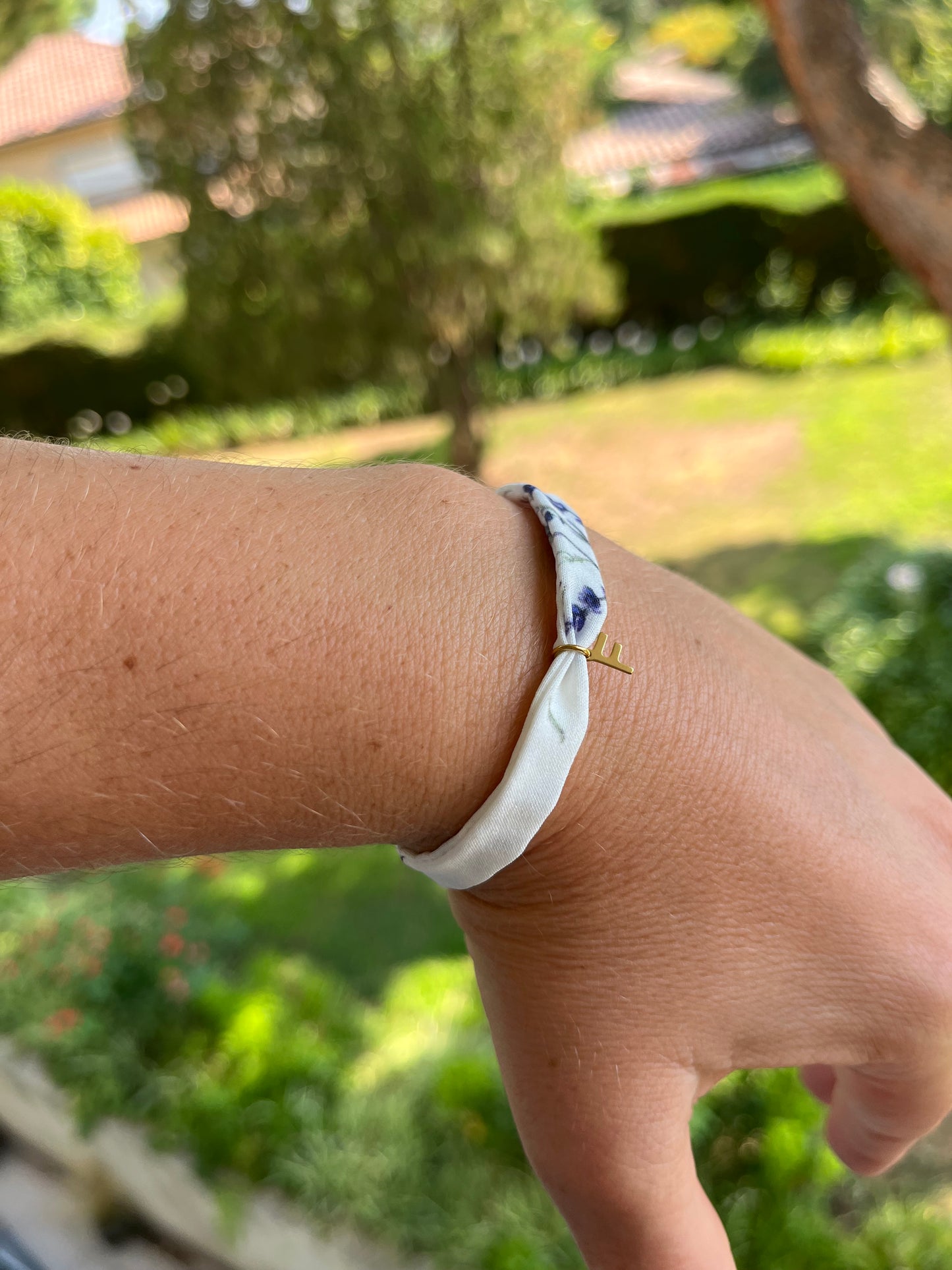 Bracelet ajustable motif lavande et breloque dorée avec initiale.