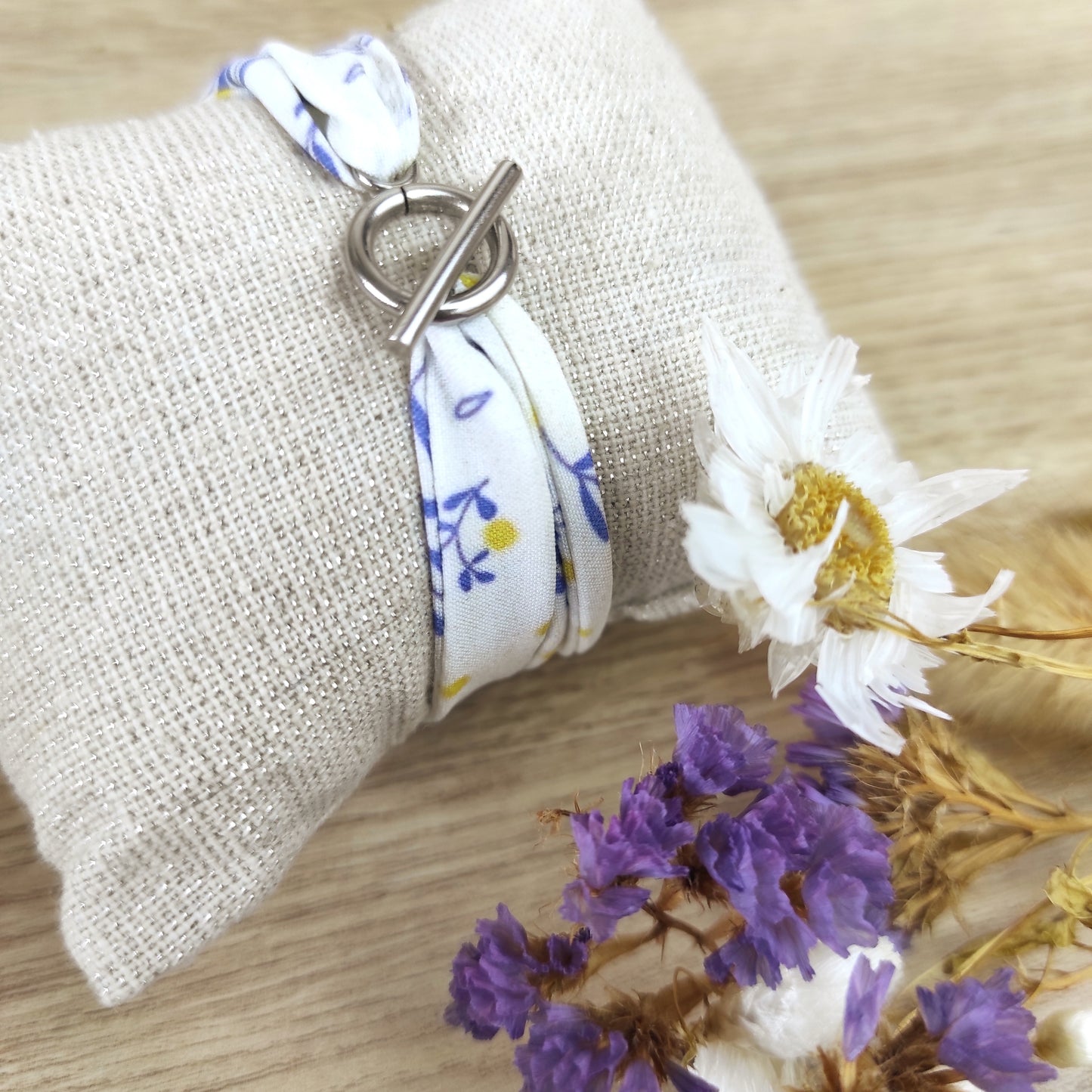 Bracelet en tissu dont le motif est dessiné par Fanny Agustin, celui-ci est inspiré de la Côte d'Azur avec le mimosa revisité.