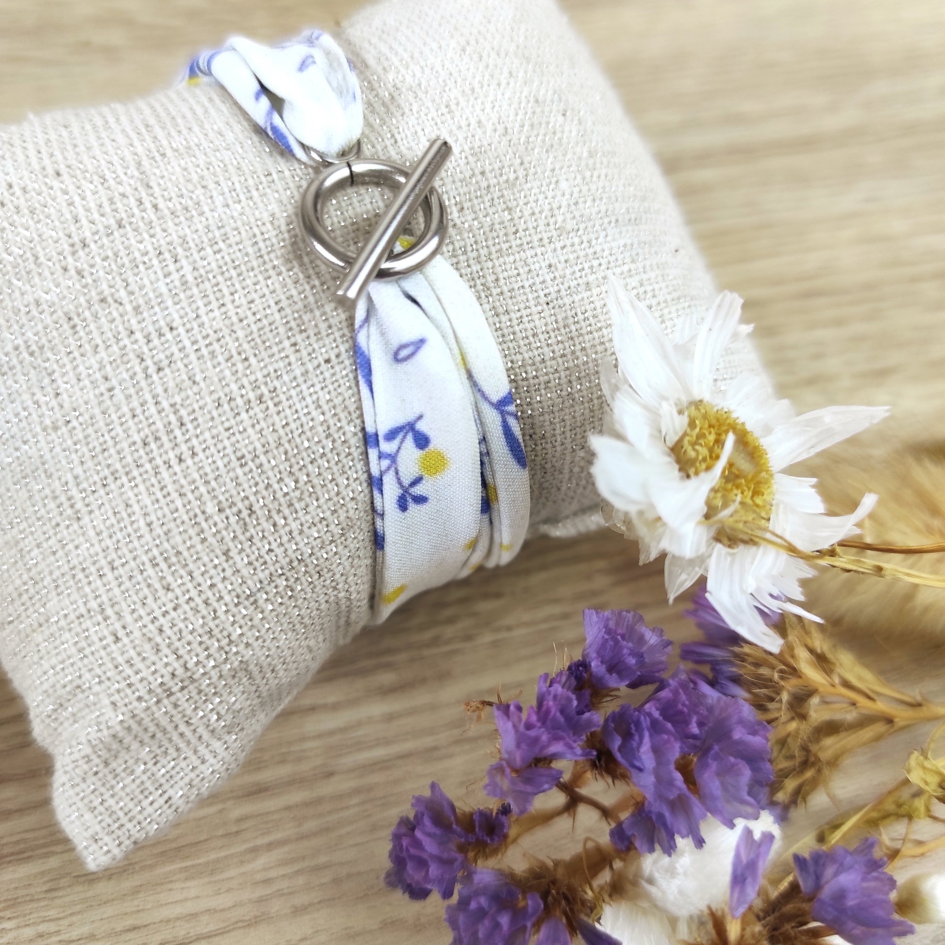 Bracelet en tissu dont le motif est dessiné par Fanny Agustin, celui-ci est inspiré de la Côte d'Azur avec le mimosa revisité.