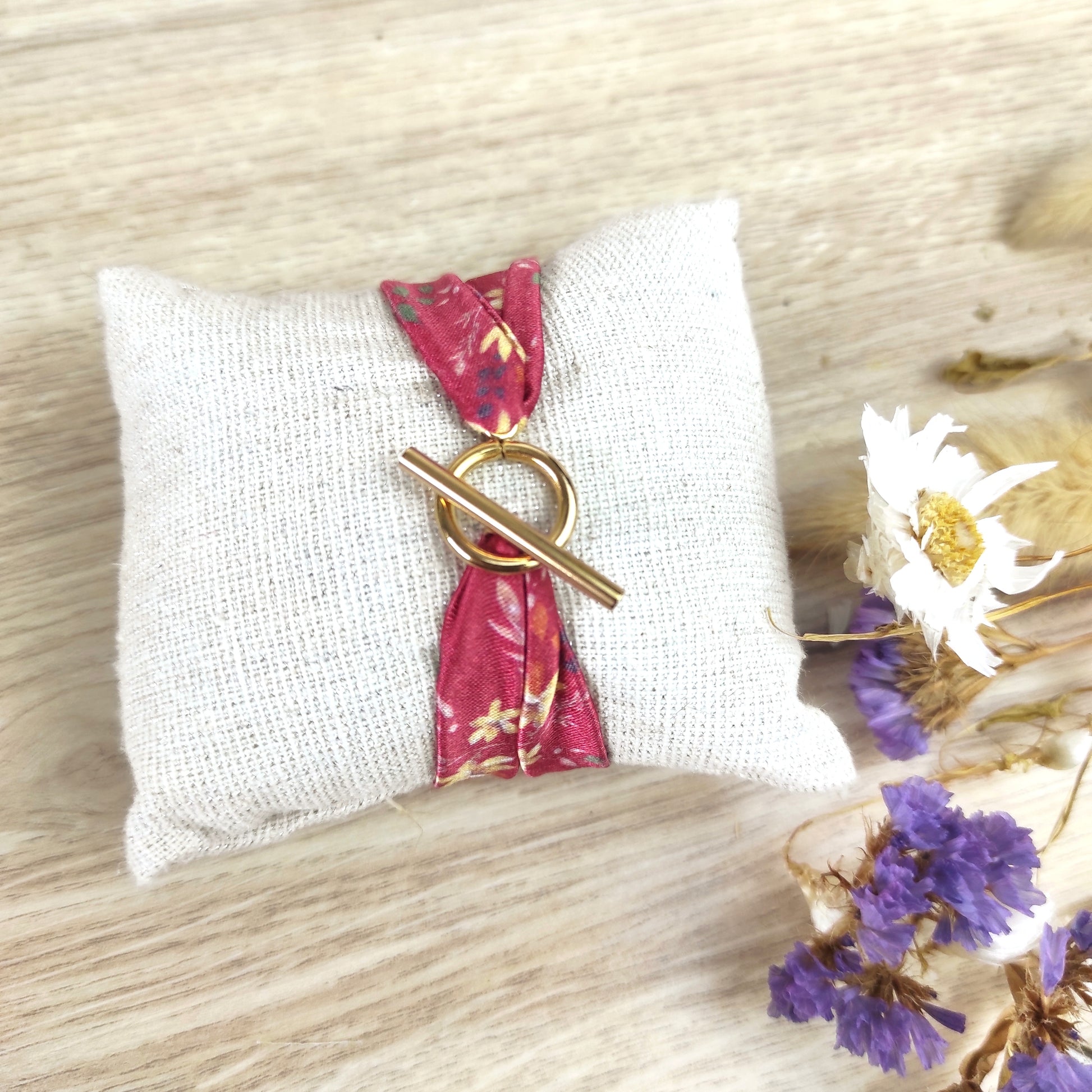Bracelet en tissu satin motif floral petite fleurs dorées avec fond rouge, fermoir en acier inoxydable doré- Fanny Agustin.