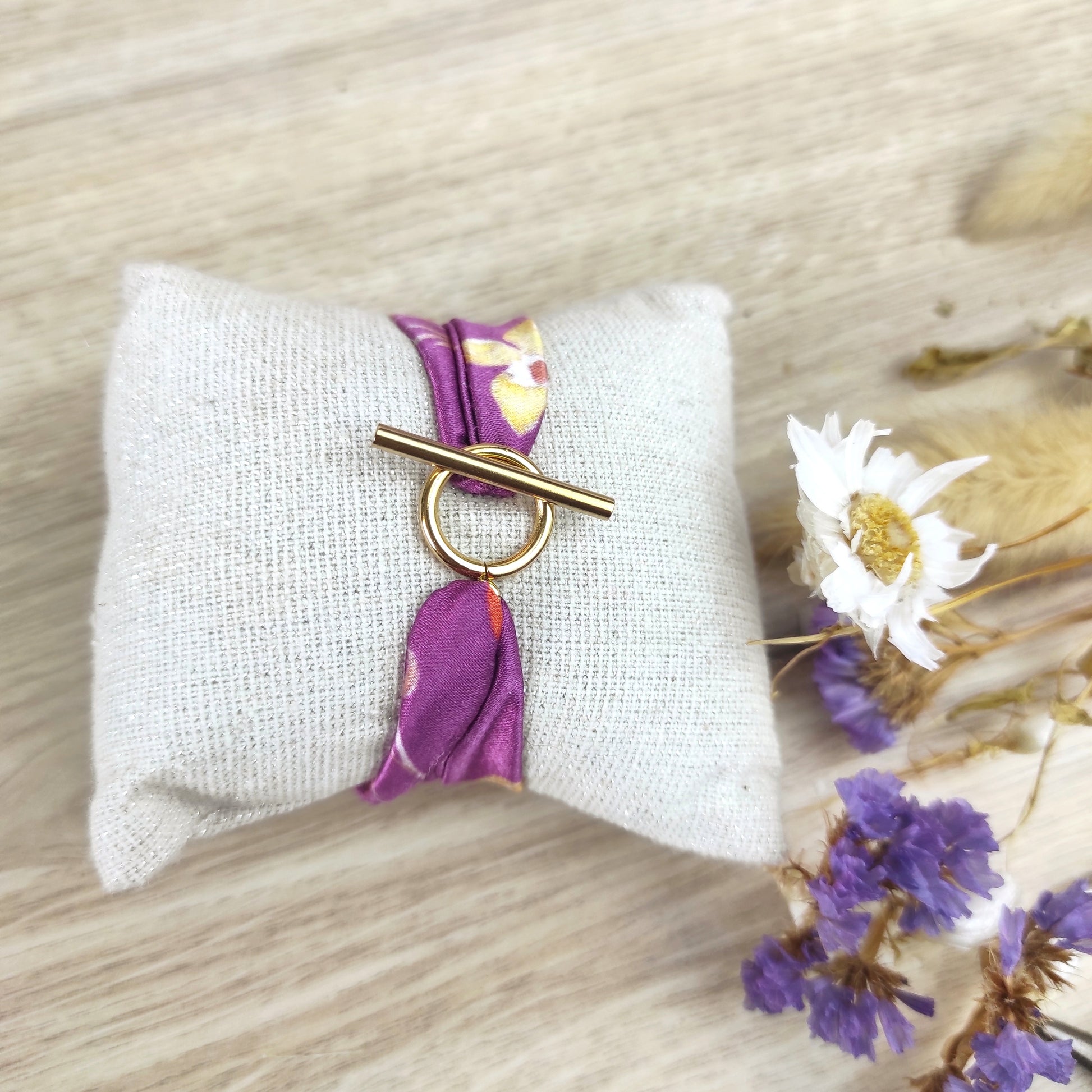 Bracelet en tissu satin motif floral pétales dorées avec fond violet fermoir en acier inoxydable doré- Fanny Agustin.