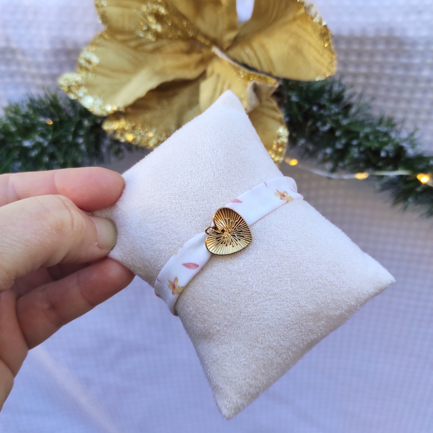 Bracelet en tissu création Fanny Agustin, motif fleurs jaunes sur fond blanc. La breloque coeur est dorée.