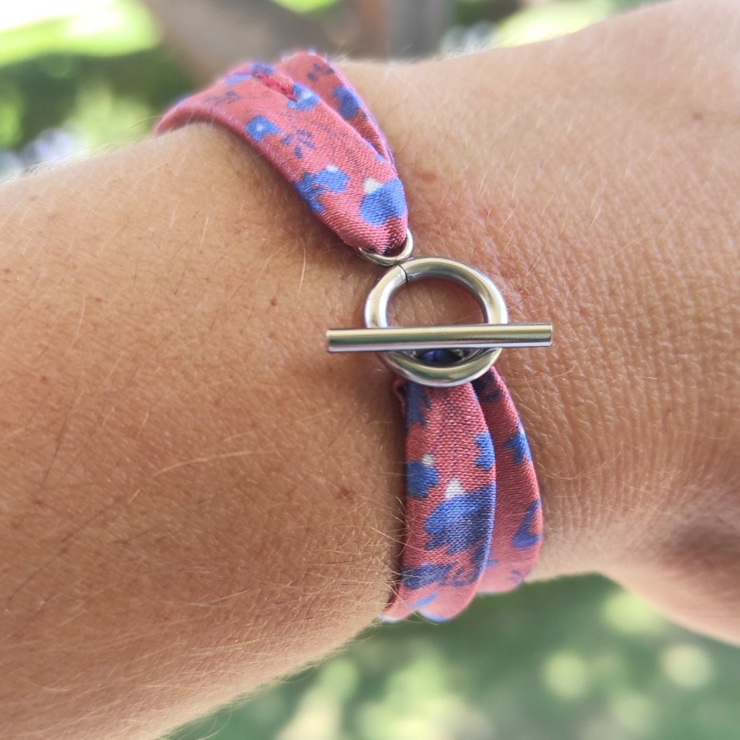 Bracelet en tissu satin motif paprika avec fermoir anneau en acier inoxydable.