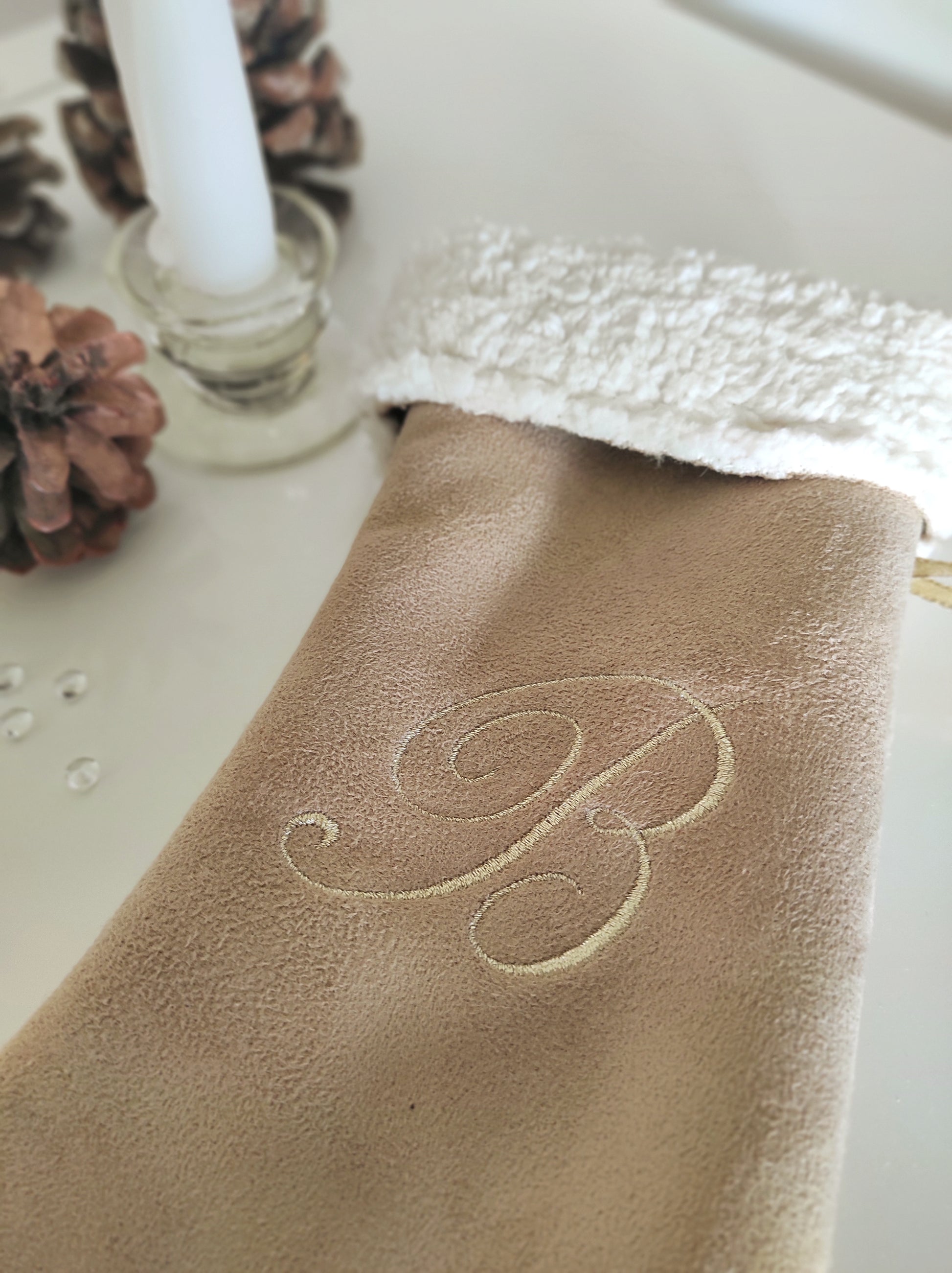 Détail broderie initiale prénom broderie dorée