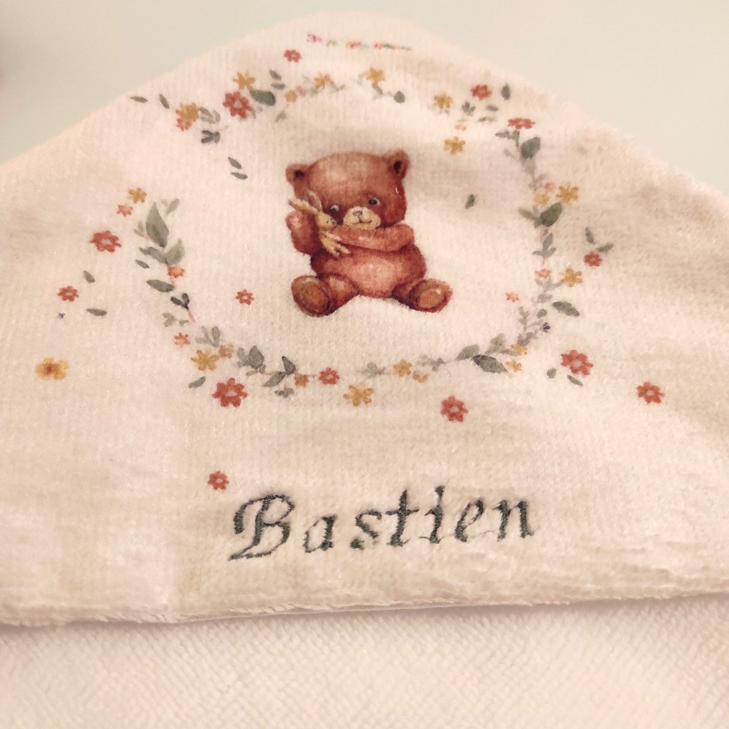 Prénom brodé sur motif exclusif ourson écru- couleur de la broderie verte