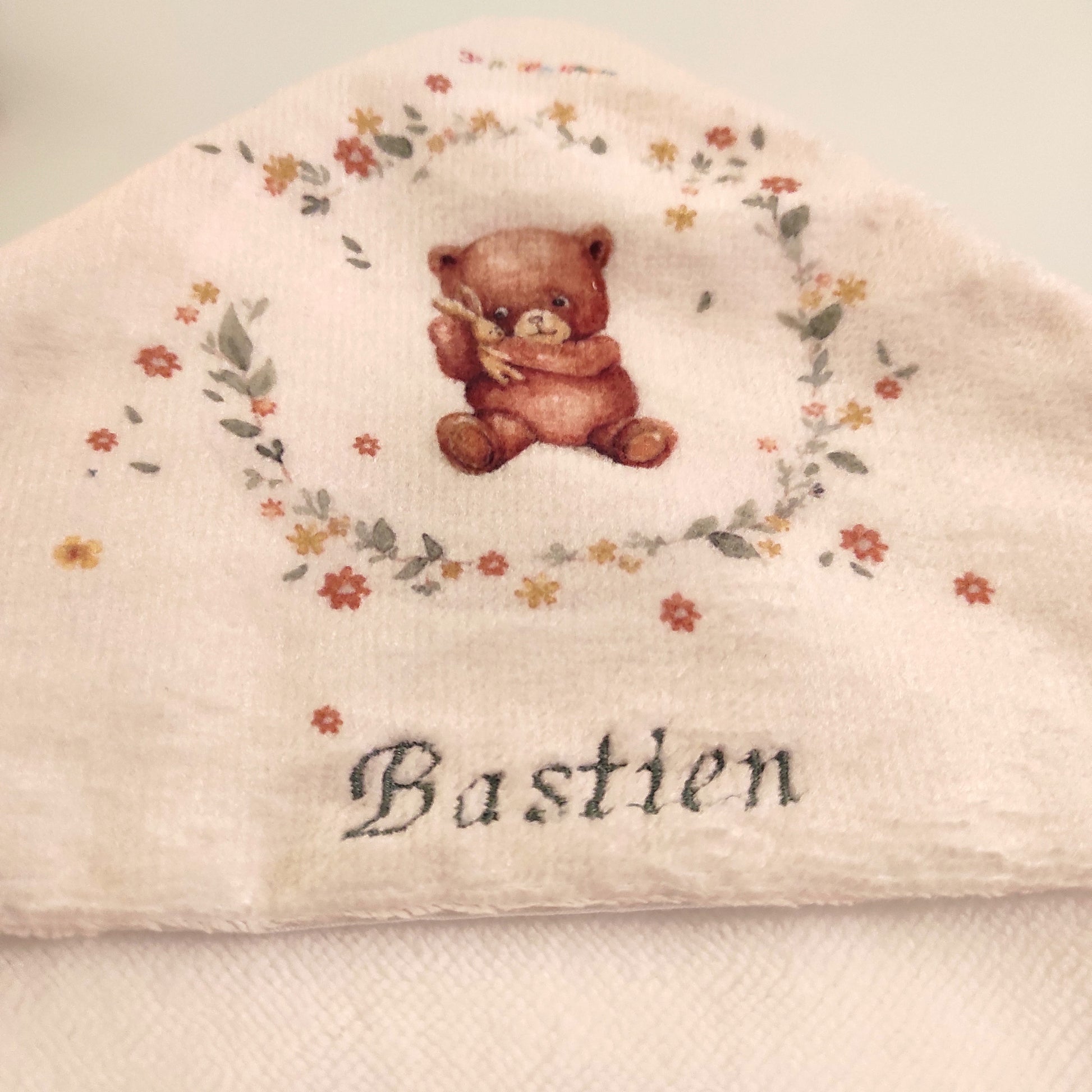 Prénom brodé sur motif exclusif ourson écru- couleur de la broderie verte