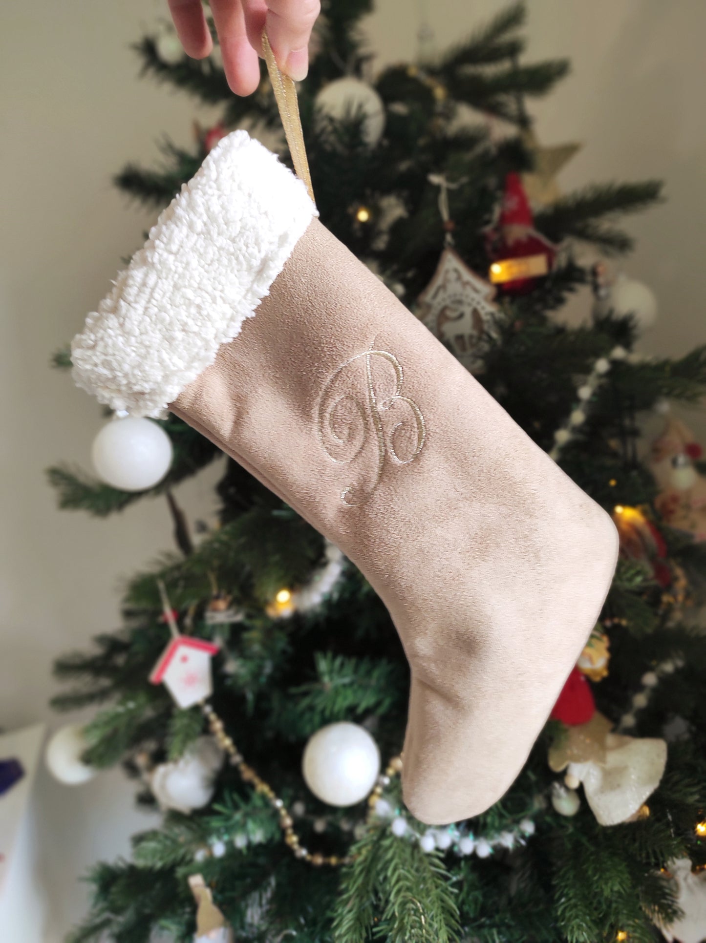 Chaussette de Noël en suédine personnalisée avec broderie dorée et ruban d'accroche