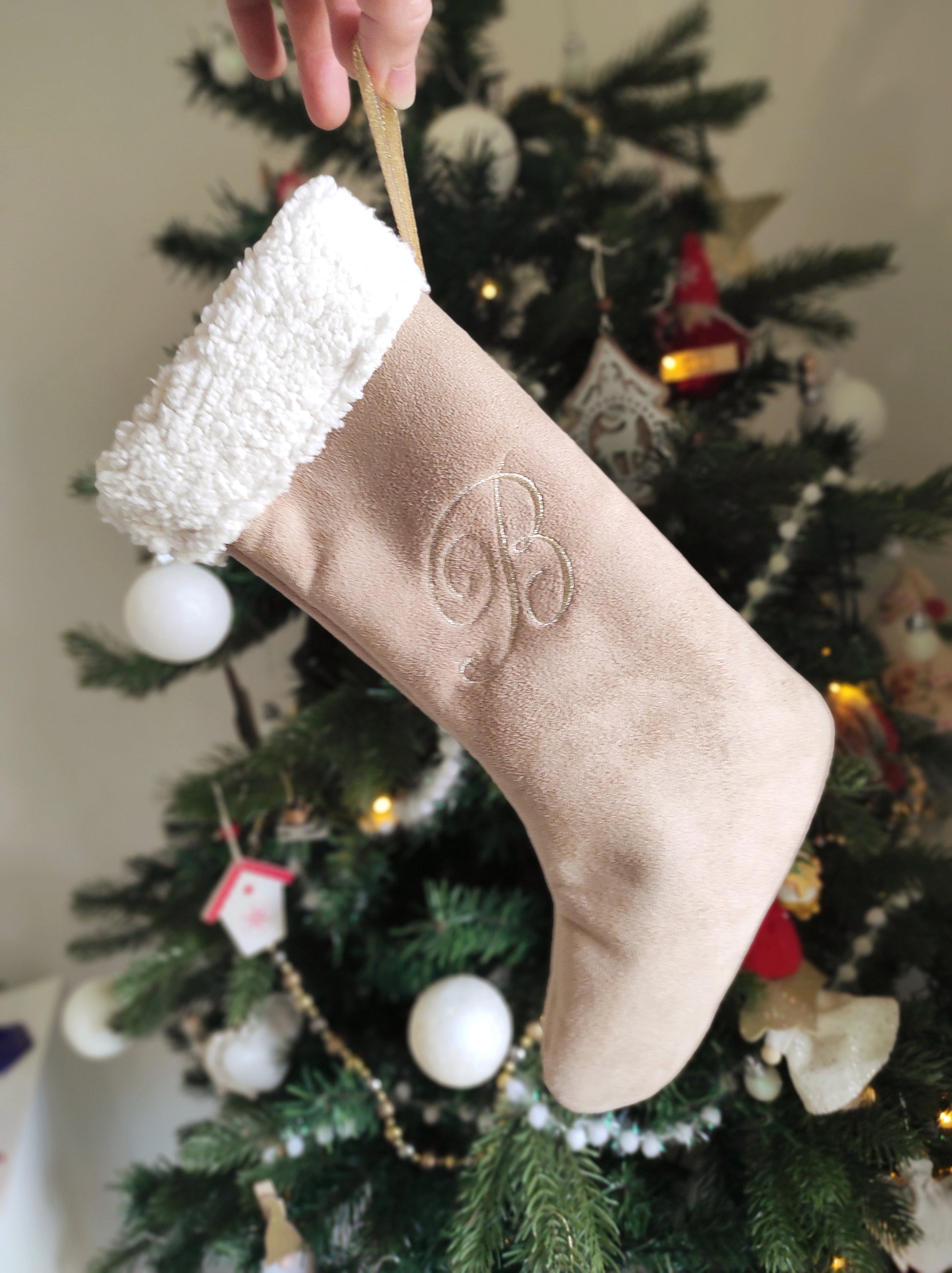 Chaussette de Noël en suédine personnalisée avec broderie dorée et ruban d'accroche