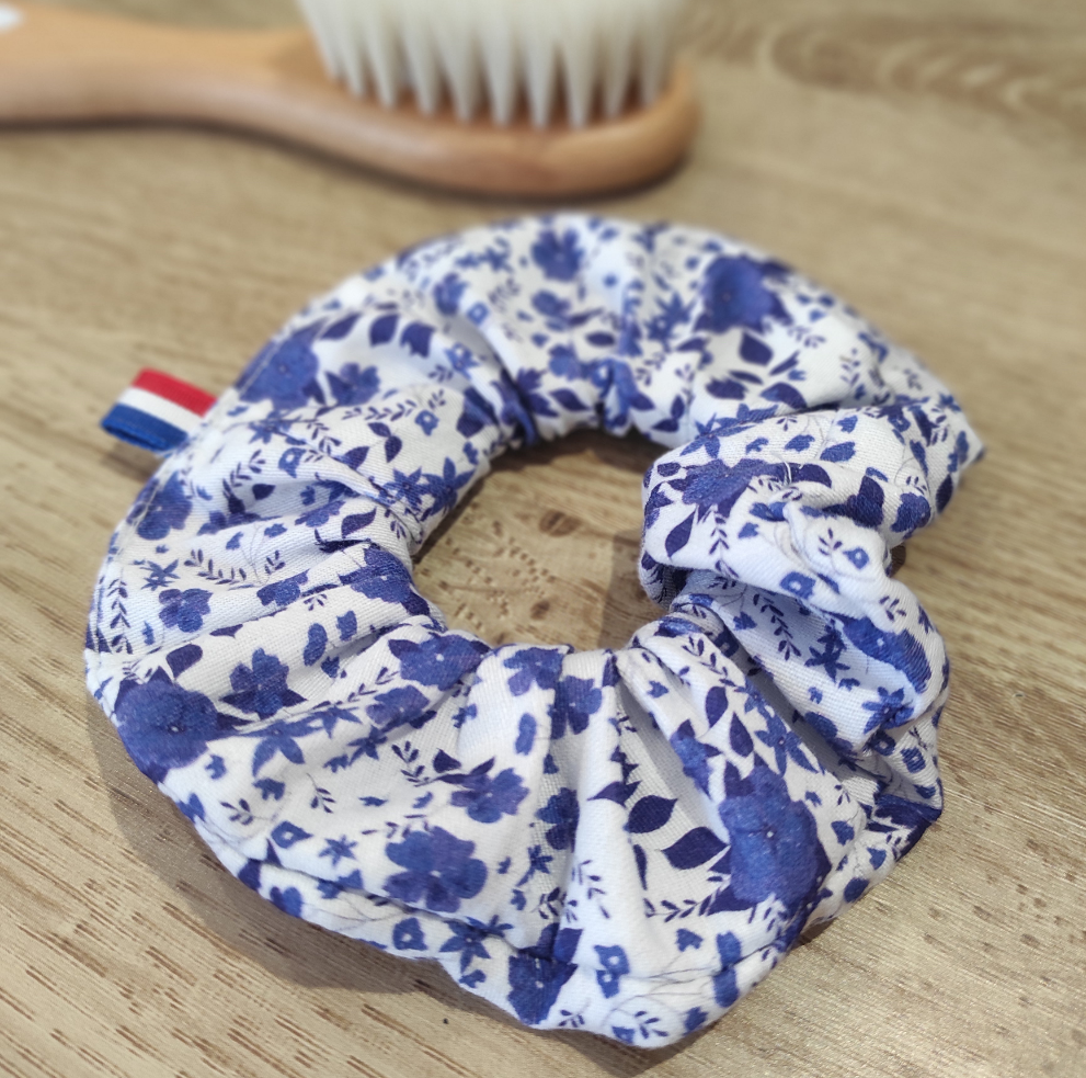 Chouchou femme au motif fleurs bleues dessiné et réalisé par 3 ptits Chas créa- Fanny Agustin. Coton à l' encre Bio.