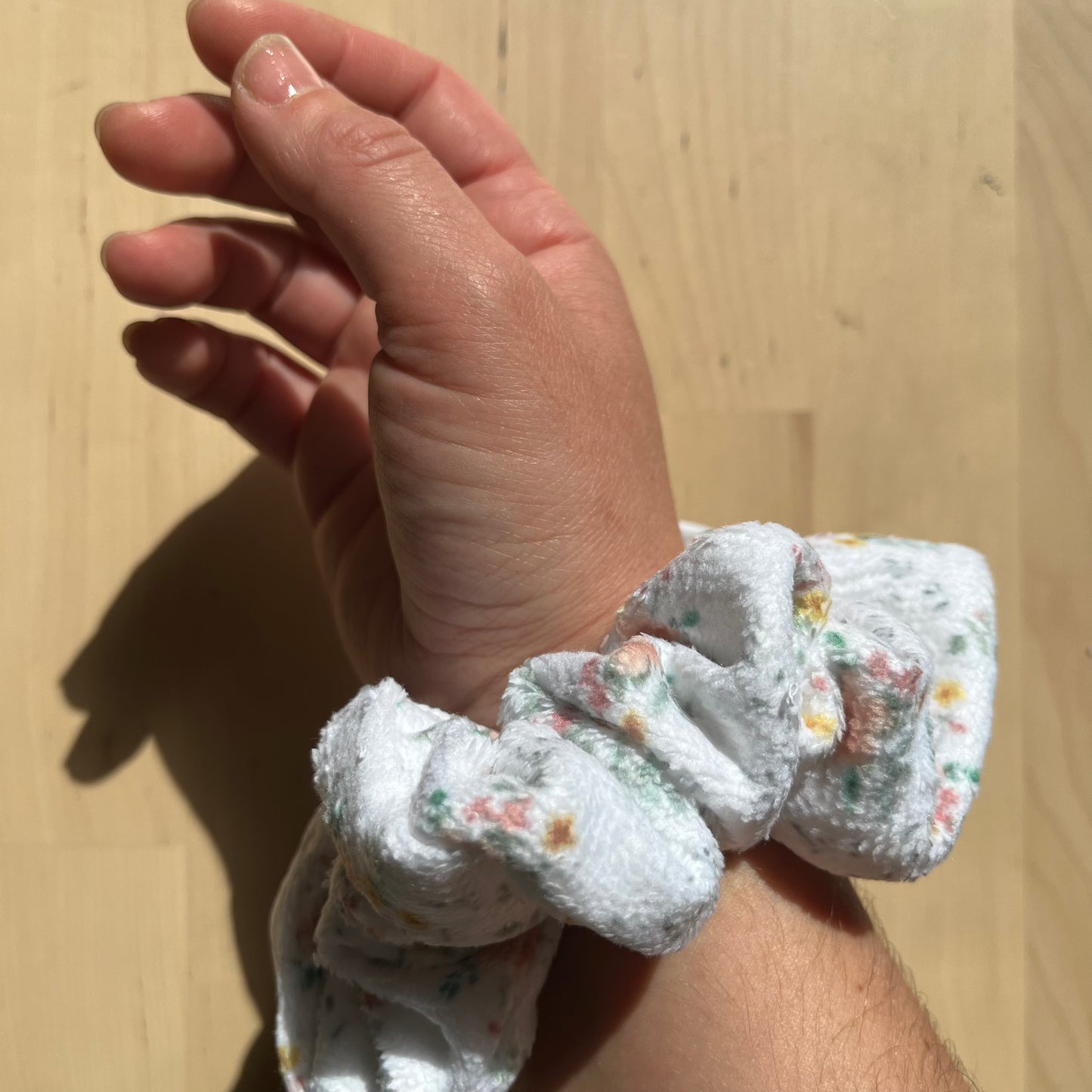 Chouchou de poignet en micro éponge de bambou blanc avec motif fleuri