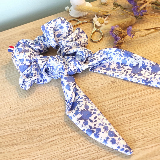 Chouchou foulchie motif fleuri avec fleurs bleues et fond blanc.