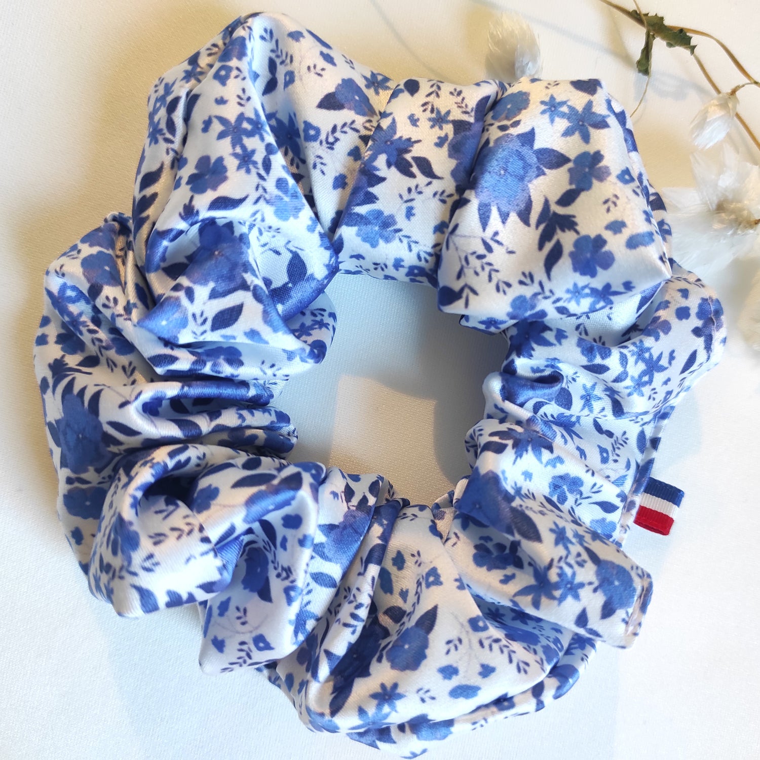 Chouchou fleurs bleues en satin aux motifs exclusifs Fanny Agustin.