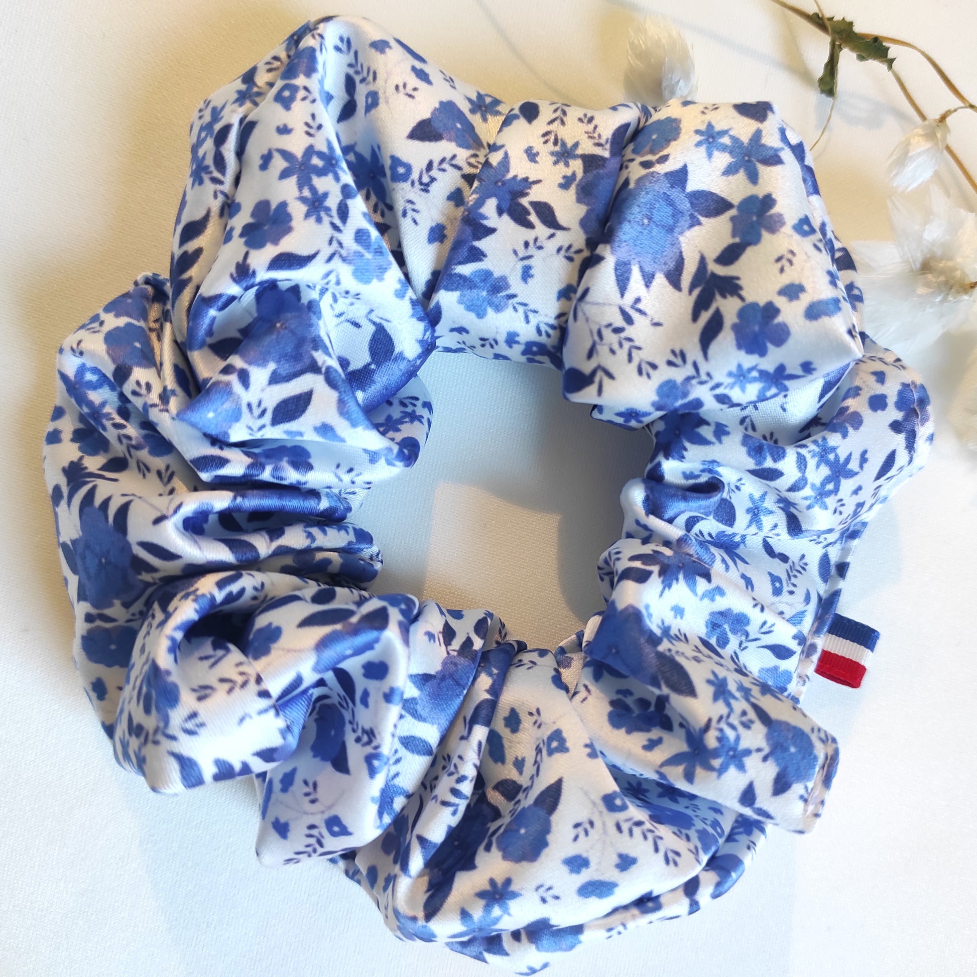 Chouchou fleurs bleues en satin aux motifs exclusifs Fanny Agustin.