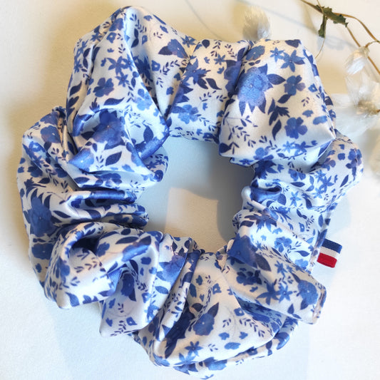 Chouchou fleurs bleues en satin aux motifs exclusifs Fanny Agustin.