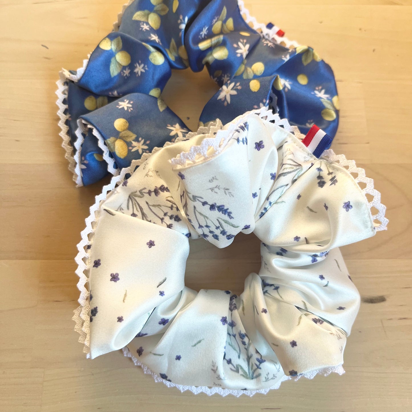 Chouchou motif lavande et motif citrons fond bleu avec dentelle blanche.