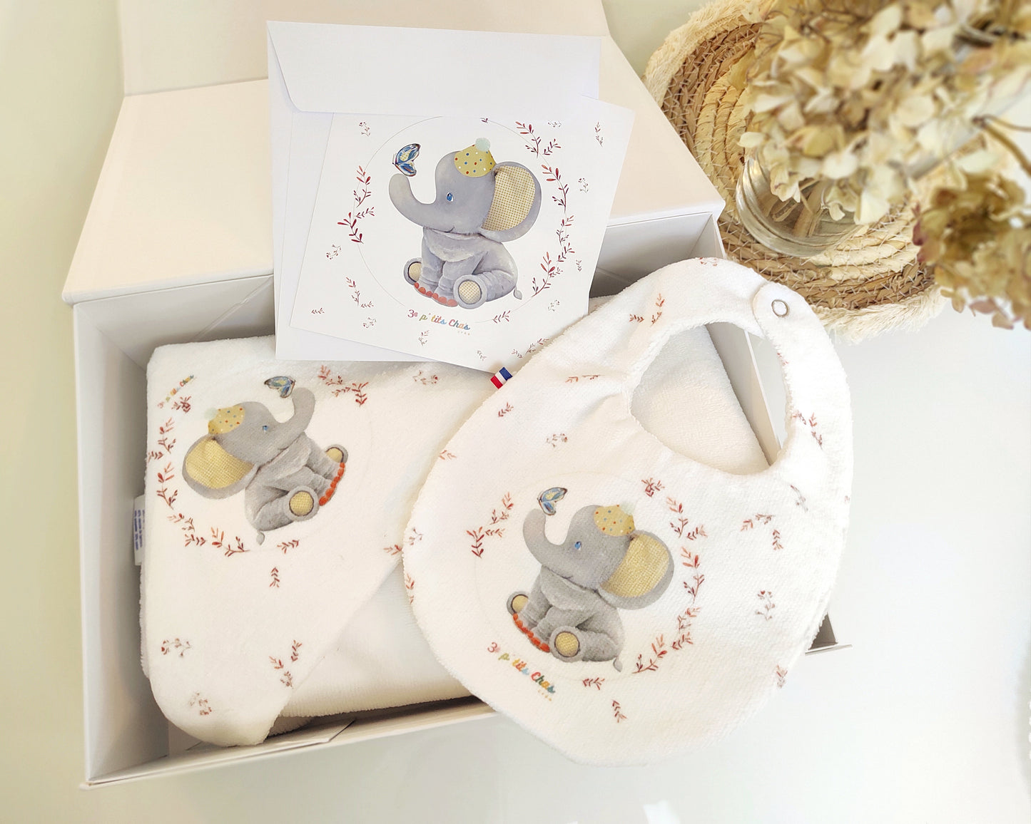 Cape de bain + bavoir + carte de voeux éléphant dans le coffret 