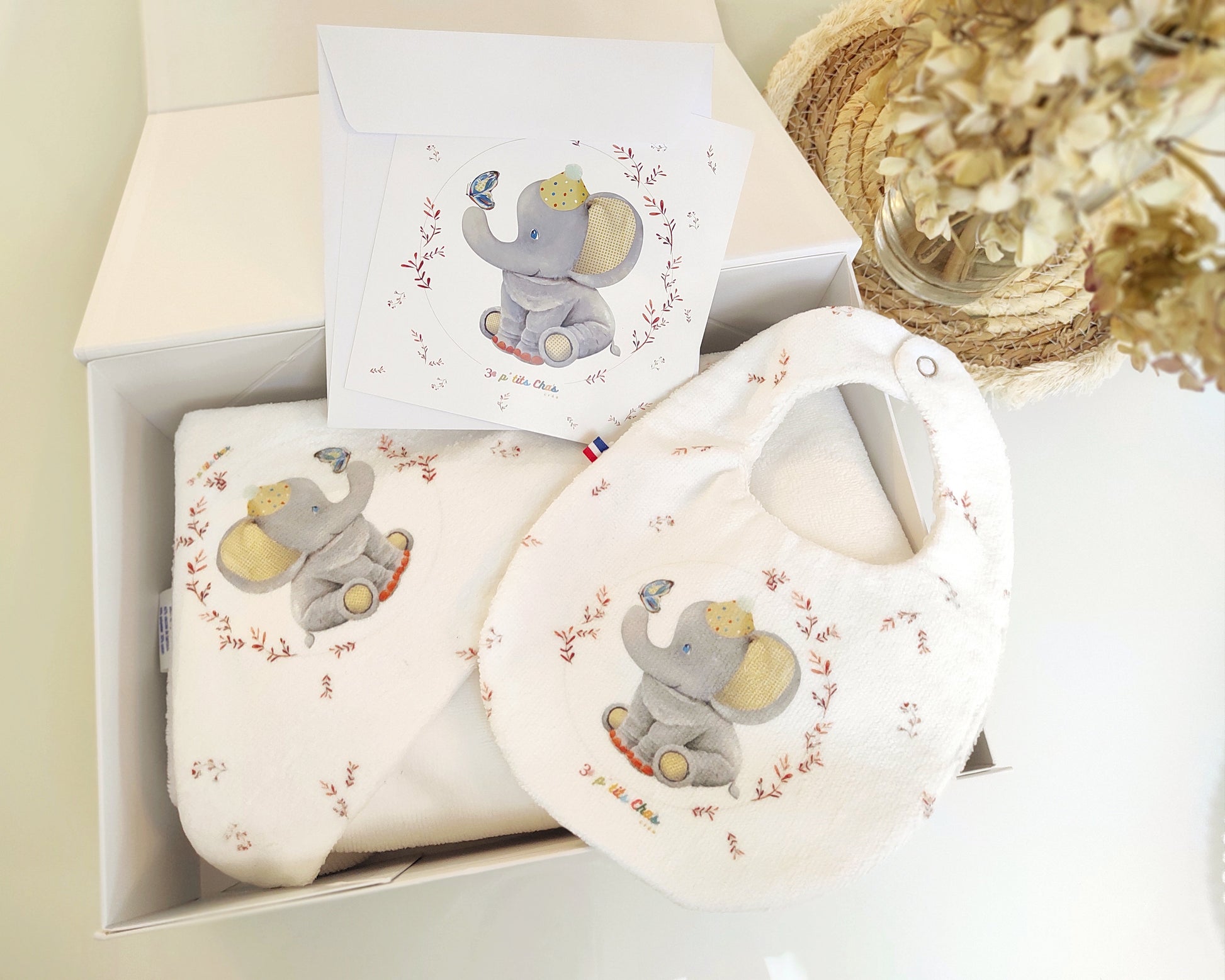 Cape de bain + bavoir + carte de voeux éléphant dans le coffret 