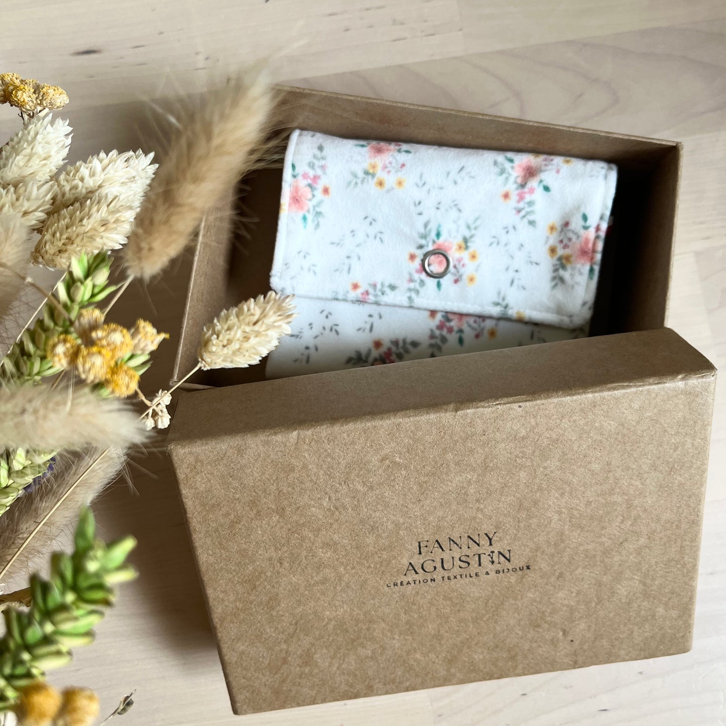 Porte monnaie en velours fleuri dessiné par Fanny Agustin dans son coffret.